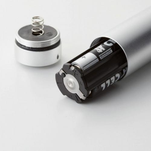● 商品名 ： [名入れ対応] LED9灯カラビナ付ライト スムース マットブシルバー ※別途見積 ● 商品コード ： e24tw209265-R ●こちらの商品の注文単位は 10個以上 1個単位でのご注文となります。 ● 在庫について： 　在庫の確認後にご注文確定のご連絡をさせていただきます。 ● お届け日について ： 　名入れなしのご注文の場合、通常2-4営業日で出荷いたします。 ● 名入れ・熨斗・包装について ： 　よくある質問をまとめました。お問い合わせの前に、 こちら をご覧ください。 ● 名入れ、大量注文について ： 　名入れ・大量注文のご相談、お見積りは下のボタンをご利用ください。 ※価格は商品1つあたりの価格で表示しております。● 商品サイズ ： φ26×142(mm) ● 個装形態 ： エアパッキン、紙箱 ● セット・梱包内容 ： 取説付(紙箱面)　単4乾電池3本(付属) ● 材質 ： アルミ 他 ● 適量出荷単位 ： 100 ● 最少出荷単位 ： 1 ■ノベルティ・販促品・粗品販売のお店がどっとこむ！のご紹介 【お店がどっとこむ】では、ノベルティ・販促品・粗品・記念品を業界トップの40,000点以上揃えております。 ノベルティ・記念品のおけるプロがお客様のニーズに応えた、商品のご提案をすることも可能ですので、お気軽にお問い合わせください。 【ビジネス向け】 展示会配布用、ご成約記念品、企業PR、営業販促、表彰記念品、創立・設立記念品、年末年始あいさつ、イベントグッズ 【飲食店向け】 名入れ皿、名入れグラス、名入れ湯呑、名入れ箸、名入れ灰皿 【教育機関向け】 卒業・卒園記念品、表彰記念品、オープンキャンパス配布用 【個人様向け】 結婚・出産記念品、ホールインワン記念品、同人グッズ作成 幅広い商品ラインナップで、様々なお客様のニーズにお応えしております。 上記以外にも、店舗運営に欠かせない店舗装飾品（春・夏・秋・冬・正月・バレンタイン・ハロウィン・クリスマス）など店舗販売促進グッズの販売も行っております。