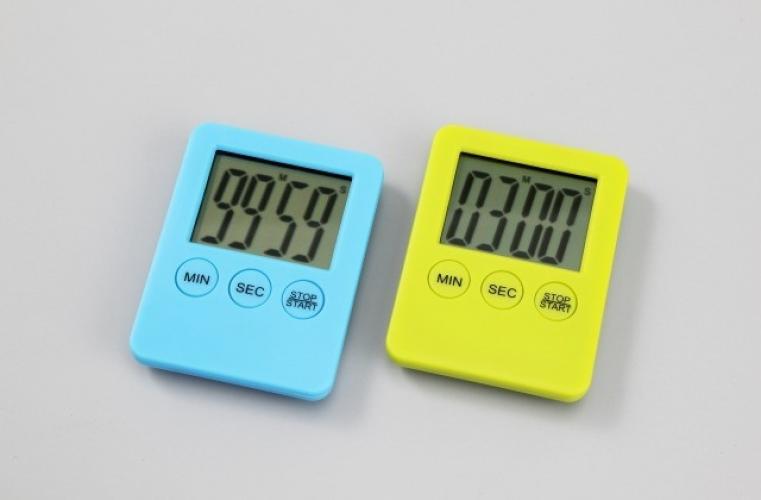 商品名 ： 見やすいキッチンタイマー 商品コード ： e24gn228337-R こちらの商品の注文単位は 40個以上 1個単位でのご注文となります。 ● 注文条件 ： この商品は、ケース単位での出荷が条件となります。 　　ご注文単位をご確認ください。 　　ケース単位未満のご注文は梱包割れ手数料 1000円 掛ります。 ● 在庫について ： 　在庫の確認後にご注文確定のご連絡をさせていただきます。 ● お届け日について ： 　名入れなしのご注文の場合、通常2-4営業日で出荷いたします。 ● 名入れ・熨斗・包装について ： 　よくある質問をまとめました。お問い合わせの前に、 こちら をご覧ください。 ● 名入れ、大量注文について ： 　名入れ・大量注文のご相談、お見積りは下のボタンをご利用ください。 ※価格は商品1つあたりの価格で表示しております。40個以上 1個単位でのご注文となります。 ● 在庫について： 　在庫の確認後にご注文確定のご連絡をさせていただきます。 ● お届け日について ： 　名入れなしのご注文の場合、通常2-4営業日で出荷いたします。 ● 名入れ・熨斗・包装について ： 　よくある質問をまとめました。お問い合わせの前に、 こちら をご覧ください。 ● 名入れ、大量注文について ： 　名入れ・大量注文のご相談、お見積りは下のボタンをご利用ください。 ※価格は商品1つあたりの価格で表示しております。● 商品サイズ ： 70×53×10 ● 個装形態 ： 化粧箱入り ● 個装サイズ ： 80×60×15 ● 材質 ： PS ● 注意事項・期間・納期 ： 2色アソート(ブルー・グリーン) ● 原産国等 ： 中国 ● 適量出荷単位 ： 200 ● 最少出荷単位 ： 1 ■ノベルティ・販促品・粗品販売のお店がどっとこむ！のご紹介 【お店がどっとこむ】では、ノベルティ・販促品・粗品・記念品を業界トップの40,000点以上揃えております。 ノベルティ・記念品のおけるプロがお客様のニーズに応えた、商品のご提案をすることも可能ですので、お気軽にお問い合わせください。 【ビジネス向け】 展示会配布用、ご成約記念品、企業PR、営業販促、表彰記念品、創立・設立記念品、年末年始あいさつ、イベントグッズ 【飲食店向け】 名入れ皿、名入れグラス、名入れ湯呑、名入れ箸、名入れ灰皿 【教育機関向け】 卒業・卒園記念品、表彰記念品、オープンキャンパス配布用 【個人様向け】 結婚・出産記念品、ホールインワン記念品、同人グッズ作成 幅広い商品ラインナップで、様々なお客様のニーズにお応えしております。 上記以外にも、店舗運営に欠かせない店舗装飾品（春・夏・秋・冬・正月・バレンタイン・ハロウィン・クリスマス）など店舗販売促進グッズの販売も行っております。