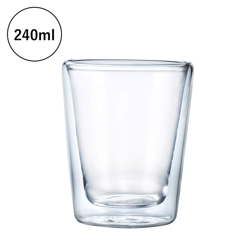 ● 商品名 ： [名入れ対応] ダブルウォール耐熱タンブラーグラス ※別途見積 ● 商品コード ： c26dw409486-R ●こちらの商品の注文単位は 10個以上 1個単位でのご注文となります。 ● 在庫について： 　在庫の確認後にご注文確定のご連絡をさせていただきます。 ● お届け日について ： 　名入れなしのご注文の場合、通常2-4営業日で出荷いたします。 ● 名入れ・熨斗・包装について ： 　よくある質問をまとめました。お問い合わせの前に、 こちら をご覧ください。 ● 名入れ、大量注文について ： 　名入れ・大量注文のご相談、お見積りは下のボタンをご利用ください。 ※価格は商品1つあたりの価格で表示しております。● 商品サイズ ： φ80×98mm ● 個装形態 ： 化粧箱入 ● 個装サイズ ： 110×89×89mm ● 材質 ： ホウケイ酸ガラス ● 適量出荷単位 ： 90 ● 最少出荷単位 ： 1 ● 備考コメント ： 容量:240ml ※手作りの為、形・容量・重量等に多少の個体差が生じる場合があります。 ■ノベルティ・販促品・粗品販売のお店がどっとこむ！のご紹介 【お店がどっとこむ】では、ノベルティ・販促品・粗品・記念品を業界トップの40,000点以上揃えております。 ノベルティ・記念品のおけるプロがお客様のニーズに応えた、商品のご提案をすることも可能ですので、お気軽にお問い合わせください。 【ビジネス向け】 展示会配布用、ご成約記念品、企業PR、営業販促、表彰記念品、創立・設立記念品、年末年始あいさつ、イベントグッズ 【飲食店向け】 名入れ皿、名入れグラス、名入れ湯呑、名入れ箸、名入れ灰皿 【教育機関向け】 卒業・卒園記念品、表彰記念品、オープンキャンパス配布用 【個人様向け】 結婚・出産記念品、ホールインワン記念品、同人グッズ作成 幅広い商品ラインナップで、様々なお客様のニーズにお応えしております。 上記以外にも、店舗運営に欠かせない店舗装飾品（春・夏・秋・冬・正月・バレンタイン・ハロウィン・クリスマス）など店舗販売促進グッズの販売も行っております。