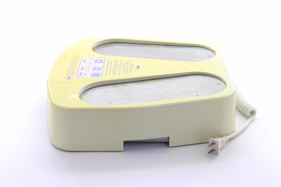 ■商品の状態：中古品 製品仕様 商品名 MRT 健康歩行器具 センコツくん 仙骨治療 器具　中古 保証 本体保証：1年 寸法 330mm(縦) ×375mm(横)×117mm(高) 重量 9kg 定格電圧 AC100V 定格周波数 50-60Hz 衝撃構造 カム方式 時間定格 連続 生産国 日本（made in Japan） モーター ブラシレスDCモーター 0.24A（100V / 50Hz・60Hz共用） 広告文責 株式会社SOSネットワーク 〒104-0041 東京都中央区新富1-1-5-9F 0120-43-5215 管理番号 senkotukun-1 ・当店はリサイクルショップと買取り専門店を運営しております。 ・出品しています商品はお客様から買取りさせていただいた再流通品になります。 ・使用品（USED品　但し未使用品の表記のあるものは除く）だという事を御理解の上、ご購入ください。 ・到着後個人的主観によるものですので汚れ傷みのクレームに関してのご対応は不可とさせて頂きます。 ※イメージの違い、状態認識の違い等、による返品・キャンセルはご遠慮下さい。 ※中古品の場合、スレやキズ等はご了承ください。 ※中古品・新品に限らず再流通品ですので、完全な新品をご希望のお客様のご購入はご遠慮下さい。 ※お取引に関しましてはノークレーム・ノーリターンでお願い致します。（保証とは別） ※キャンセルはご購入代金の30％をキャンセル料としていただきます。 ※付属の取扱説明書は製造された時期により若干の仕様の違いがある場合がございますが、使用に差し支えございません。 ※当時の取扱説明書が必要な場合は、別料金にてお見積りいたします。 ※保証は日本国内での使用に限ります。 * Warranty is limited to use in Japan. ※製造年数の指定や使用年数の指定は固くお断りしています。 ※商品の到着の即日に、このままのセットでご使用できます。 ※景品表示法第5条第1号の優良誤認表示の禁止により、効能効果や取扱説明書に明記されていないご説明はできかねます。 ※無料保証期間終了後は、有償でのお見積りになります。■商品名：MRT 健康歩行器具 センコツくん 仙骨治療 器具　 中古 人間の精神的、肉体的な健康の鍵を握る仙骨という骨をご存知でしょうか？ 西洋医学的には重要視されていませんが、骨盤ダイエットや、ウォーキング健康法などにより、徐々にその重要性が知られはじめた骨盤の中央にある骨です。大きさは手のひらくらいで、骨格模型で見るとまさに人体の中心に位置します。 実はこの仙骨が、健康な人ほど自在に動いていることに注目し、約30年間、全国11ヶ所のMRT（マート）オフィスにて、仙骨の調整と健康指導を専門に行っています。そのMRT治良において、販売以来、改良・小型化を重ね、使う方の状態に合わせて使い分けられる踏み板もオプション品としてご利用いただけます。 「カタン、カタン」という心地良いリズムと共に、かかとから仙骨へ、さらには仙骨から背骨（脊椎）を通って蝶形骨（頭蓋骨の中心に位置し、脳の働きやホルモンバランスを司る非常に重要な骨）まで、快適なバイブレーション（波動）が伝わっていきます。 2008年10月17日には特許を取得致しました。特許公報には、「居ながらにして実際の歩行により与えられるのと同様の刺激を仙骨に与えることにより、健康の増進を図ることができる健康増進機を提供することを課題としている」とあります。 健康歩行器具『センコツくん』に乗って、リフレッシュを！ ※「センコツくん」には、1回4分間を単位として乗って頂くように設定されています。この時間は1日＝24時間の360分の1であり、地球の自転角度が1度変化するために要する時間でもあります。これは、地球上に住む我々人類にとっても、変化していくために必要な最小単位の時間であるということで、「センコツくん」の時間にも設定されているものです。