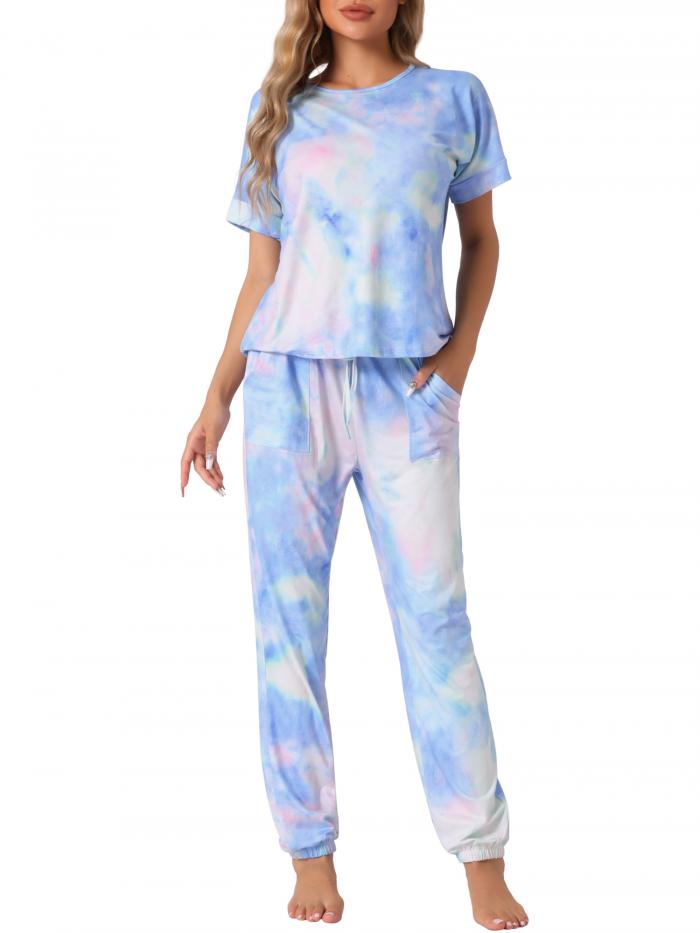 商品詳細 特徴 【属性1】軽量で柔らかく、通気性と伸縮性に優れた 65% コットンと 35% ポリエステルの生地で、余暇に究極の快適さとリラクゼーションをお楽しみいただけます。【属性2】この女性用ラウンジウェアは、クラシックな半袖とラウンドネックのデザインです。ジョガーパンツにはドローストリングのアクセサリーが付いており、涼しくリラ ックスしたフィット感を提供します。2 つのサイドポケットもプラス要素で便利です。【属性3】パジャマセットやラウンジウェアとしてだけでなく、素敵なジョギングスーツ、スポーツスーツ、または外出スーツとしてもお使いいただけます。休暇、トレーニング、パーティー、ジョギング、ヨガ、ショッピング、ホームウェア、または屋内外でのあらゆるアクティビティに最適です。【属性4】モデルのサイズ: 身長: 5'8", ウエスト: 22", バスト: 34", ヒップ: 35", 体重: 121 ポンド、パジャマセット XS。【属性5】衣類のお手入れ: 同系色のものと一緒に冷水で洗濯機洗いしてください。【商品説明】カラーショック！大きな面積のタイダイ柄が強い視覚的インパクトを与えます。予想外の色、シックなプリント、そしてさまざまなスタイルが、毎日の必需品として最適です。とても柔らかくて快適な生地で、日中のリラッ クス、夜の夢、くつろぎの睡眠、自宅の寝室に最適です。このパジャマ セットは、ラウンド ネック、ドローストリングのロング パンツ、タイダイ、スラッシュ ポケットが特徴で、機能性とスタイルを兼ね備えています。 注意書き ■商品の色及びサイズは、撮影状況やPC環境により多少異なって見える場合がございます。 ■サイズは目安です。商品により若干の誤差がございます。 ■メーカーの都合により、商品細部のデザインや素材が予告無く変更される場合がございます。