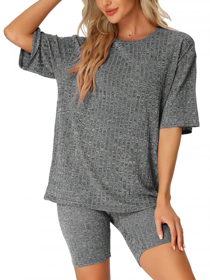 商品詳細 特徴 【属性1】柔らかいリブ生地で作られたこれらのスウェットシャツスーツセットは、非常に柔らかく、毎日でも夜でも快適に過ごせます。【属性2】無地、プルオーバー、ラウンドネック、伸縮性のあるウエストのスリムショートパンツは、体をより快適にさせます。【属性3】オールシーズンに最適です。このセットは、日常、ナイトウェア、睡眠、女の子の日、屋内などに適しています。【属性4】モデルサイズ（身長: 176cm、体重: 52kg、ヒップ: 88cm、バスト: 84cm）: XSサイズを着用しています。【属性5】ガーメントケア：同色系のものと一緒に洗濯機洗いしてください。【商品説明】レディースリブニットソフト半袖スウェットシャツセットショーツ部屋着パジャマ柔らかいニットリブ素材で、快適なカジュアルウェアを保ちます。[シャツ]平置きサイズ (cm)サイズ-------着丈---------肩幅---------バストXS-------------66.0---------50.0---------108.0S---------------67.0---------52.0---------112.0M--------------68.0---------54.0---------116.0L---------------69.0---------56.0---------120.0XL-------------70.0---------58.0---------124.0[パンツ]平置きサイズ (cm)サイズ-------着丈---------バスト------ウェストXS-------------43.0----------91.0-----------67.0S---------------44.0----------96.0-----------72.0M--------------45.0---------101.0----------77.0L---------------47.0---------109.0----------85.0XL-------------48.0---------117.0----------93.0サイズは平置きで実寸サイズを採寸しております。手で計測しているため、若干の誤差（1?2cm）が生じることがございますので、あくまでもご購入の際のサイズ目安としてご利用下さいませ。 注意書き ■商品の色及びサイズは、撮影状況やPC環境により多少異なって見える場合がございます。 ■サイズは目安です。商品により若干の誤差がございます。 ■メーカーの都合により、商品細部のデザインや素材が予告無く変更される場合がございます。