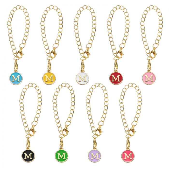 9個のM文字チャ ームアクセサリー ハンドル付きタンブ ラー用 9色のイニシャル名IDパーソナライズハンドル文字チャ ーム 黒ホワイトイエローレッド緑ブルーパープルピンクレッド