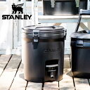 STANLEY スタンレー ウォータージャグ 7.5L 01938 ウォーターサーバー 水 保冷 キャンプ用品 無骨 道具 キャンプギア ソロキャンプ ブッシュクラフト 冬キャン フェス 登山 ハイキング アウトドアSpec サイズ 幅29.7×高さ34.3×本体径29.7cm 重量 1,920g 容量 7.5L 材質 本体外側:ポリプロピレン、本体内側:ポリプロピレン、蓋:ポリプロピレン、注ぎ口:ポリプロピレン・ナイロン・ステンレス鋼、パッキン:シリコーンゴム カラー グリーン・ホワイト・ピュアブラック 商品説明 保冷フォーム入りで、氷を入れると長時間保冷効果を持続。暑い季節に驚くほど冷たいドリンクを。 ●注ぎ口から出る水量が多く、スピーディに注げ、内側にアイスキャッチが付いているので氷が詰まる心配もありません。 ●保冷力目安、10度以下(11時間)の優れた保冷性 ●飲み口が大きく開いたフタは、お手入れがしやすく、ゴミや埃の侵入を防いでくれます。 ●キャンプの調理用として、また飲料用として、様々なシーンでご使用出来ます。 ●容器の中にあるナットを回すと、注ぎ口が簡単に取り外せます。注ぎ口は細部まで分解できるので、洗浄も簡単です。 ●フタに付いた栓を緩めることで、空気を抜くことができます。 ●本体とフタを停める頑丈な留め金が付いており、しっかり閉まるのでドリンクを入れたままでもこぼさずに持ち運べます。 ●注ぎ口は片手で押せて、出る水量も多いので、ストレスなくご使用できます。 ●内側にはナット型のアイスキャッチが付いているので、注ぎ口が氷で詰まる心配はありません。 ■保冷効力:8度以下(6時間) 納期 ご注文確認後より2〜3営業日後の発送となります。