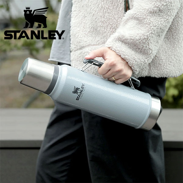 STANLEY スタンレー クラシック真空ボトル 1.0L 11344 水筒 マグボトル 保温 保冷 キャンプ用品 直飲み 無骨 道具 キャンプギア ソロキャンプ ブッシュクラフト 冬キャン フェス 登山 ハイキング アウトドアSpec サイズ 幅11.7×高さ35.8×本体径9.4cm 重量 800g 容量 1.0L 材質 内びん:ステンレス鋼、胴部:ステンレス鋼、肩部:ステンレス鋼、コップ:ステンレス鋼・ポリプロピレン、中栓:ポリプロピレン、パッキン:シリコーンゴム、ハンドル:ポリプロピレン・ステンレス鋼・熱可塑性エラストマー カラー グリーン・ハンマートーンスカイグレー・ハンマートーンブリック・ハンマートーンレイクブルー 商品説明 創業110年を越えるスタンレーの定番モデル「クラシックシリーズ」の真空断熱ボトル ●グローバル・リサイクルド・スタンダード（GRS）の認定を受けたリサイクルステンレスを使用。より環境に優しいドリンクウェアへ生まれかわりました。 ●真空断熱構造で保温保冷性能は抜群。家庭用冷凍庫で作られた氷を入れられます。 ●ボトル底部はステンレスのダブルガード構造により、高い耐久性を備えています。 ●錆びにくい18/8ステンレス使用。BPAフリー。 ●すべてのパーツが食洗機に対応しています。 ■保温効力：83度以上(6時間) ■保冷効力：5度以下(6時間) 納期 ご注文確認後より2〜3営業日後の発送となります。