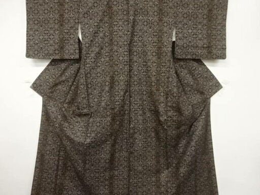 格子に花模様織出し本場泥大島紬着物(9マルキ)【中古】【着】 宗sou 格子に花模様織出し本場泥大島紬着物(9マルキ)【中古】【着】 宗sou