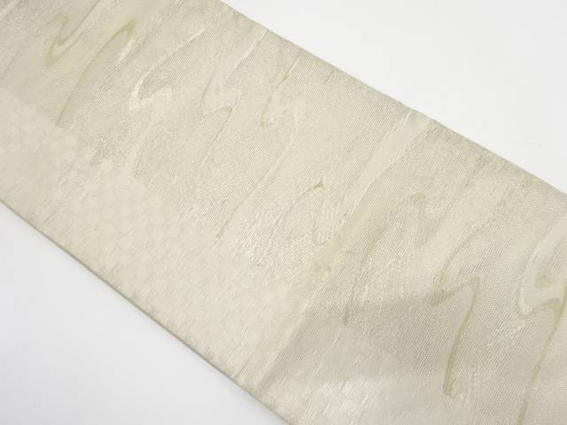 ＜帯サイズ＞（単位：cm） 長さ 372 幅 31 状態 よい 素材 交織 色目 銀・オフホワイト 【商品説明】 スレと糊アクが有ります。 状態は良いです。 材料としては十分お使い頂けます。 材料用の出品となりますので、薄アク、糊アク、薄や...