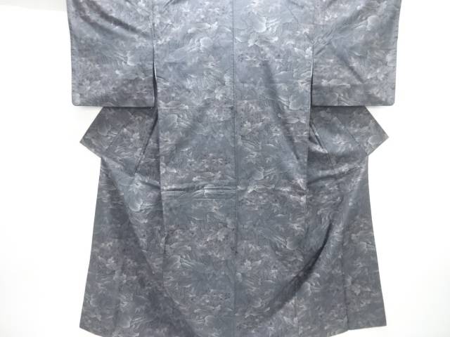 ＜着物サイズ＞（単位：cm） 身丈 150 身丈(出し) &nbsp; 裄 62 裄(出し) 6 袖丈 45 袖丈(出し) 2 後幅 28 前幅 24 つま下 74 　　　 　　　 時代 現代(1989 - ) 状態 非常によい 素材 正絹 色目 黒 技法 手織り 【商品説明】 衿は広衿です。 胴裏にホック跡、薄点アク、ヒケが有ります。 左袖前にアクが有ります。 状態は良いです。 着用可能です。【茶道具・茶道・着物】樹木模様織り出し手織り紬着物【中古】【着】【紬・お召し】 宗sou