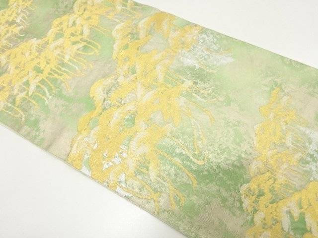 ＜帯サイズ＞（単位：cm） 長さ 412 幅 31 状態 非常によい 素材 正絹 色目 緑・銀 【商品説明】 両端は袋綴じされていません。 状態は大変良いです。 材料としては十分お使い頂けます。 材料用の出品となりますので、薄アク、糊アク、薄やけ、くすみなどがあります。 力のない物、破れ、致命的な汚れ以外は記載しておりません。 写真をよくご参照の上、ご判断ください。 採寸：検品：福井・浅田　撮影：福井【茶道具・茶道・着物】引箔　松模様織り出し袋帯（材料）【アンティーク】【中古】【着】【袋帯】 宗sou