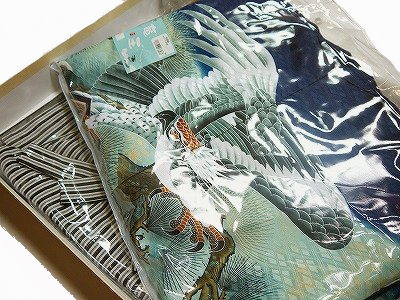 七五三の男児5歳用の お祝着の10点フルセット です。 ※セット内容 着物・羽織・長襦袢・袴・懐剣・扇子・雪駄・角帯・羽織紐・お守り ※着物　紺地に鷹の柄 袴 縞 店頭でも販売していますので　在庫が切れることがあります ******* 発送方法　********* 宅配便（沖縄・離島は￥600） ★この商品は当店実店舗でも販売しております。 お買い上げいただいた商品が、品切れになってしまうこともございます。 その場合、お客様には必ず連絡をいたしますが、万が一入荷予定がない場合は、 キャンセルさせていただく場合もございますことをあらかじめご了承ください。仕立て上がり 男児用 祝着フルセット （3〜）5歳用 鷹 紺 no.4 七五三の男児5歳用の お祝着の10点フルセット です。 ※セット内容 着物・羽織・長襦袢・袴・懐剣・扇子・雪駄・角帯・羽織紐・お守り ※着物 紺地に鷹の柄 袴 縞 5歳ぐらいのお子様にお使いください。専用の箱もついていますのでお祝い用の贈り物にもつかえます。 素材 着物や羽織や袴や角帯などの生地 高質ポリエステル100％ 高質ポリエステルの特徴 1.正絹と比べても見劣りしません。 むしろ低質な正絹よりも高質ポリエステルの方が、見栄えが断然良いです。 近年の合繊技術向上により、ほとんど見劣ることがございません。 2.合繊であるため正絹と比べて保存状態が良く、長い時間を経ても状態が変化しにくいです。 3.万一、汚れても洗うことができます。 その場合は、クリーニングに出すことをお勧めいたしますが、正絹より安価で取り扱っていただけます サイズ 羽織丈約65cm 裄丈約57cm,袖丈約57cm, 着物丈約91cm. 袴丈約60cm ★一般的に3〜5歳のお子様には身揚げ・肩揚げが必要ですのでご希望の方はカートにお入れください。 着物の身揚げ・肩揚げ、羽織の身揚げ、長襦袢の身揚げ・肩揚げ、長襦袢の衿付けすべてで8000円で承ります。納期は約2週間ほどです ※この場合速やかに着丈・裄丈をお知らせください。わからないかたは身長を教えていただければ大体ですがこちらで割り出します。 ※着丈＝背中首のぐりぐり部分から足くるぶしまでの長さ。 ※裄丈＝腕を斜め45度下げた状態で、背中首ゴリゴリ部分から肩上を通して、手くるぶしまでの長さ 適合身長95cm〜125cm 草履19.5cm（フリーサイズ） 18cmと交換可 ※また別途6000円にて五つ紋の家紋も入れますのでお知らせください。納期は約10日ほどです