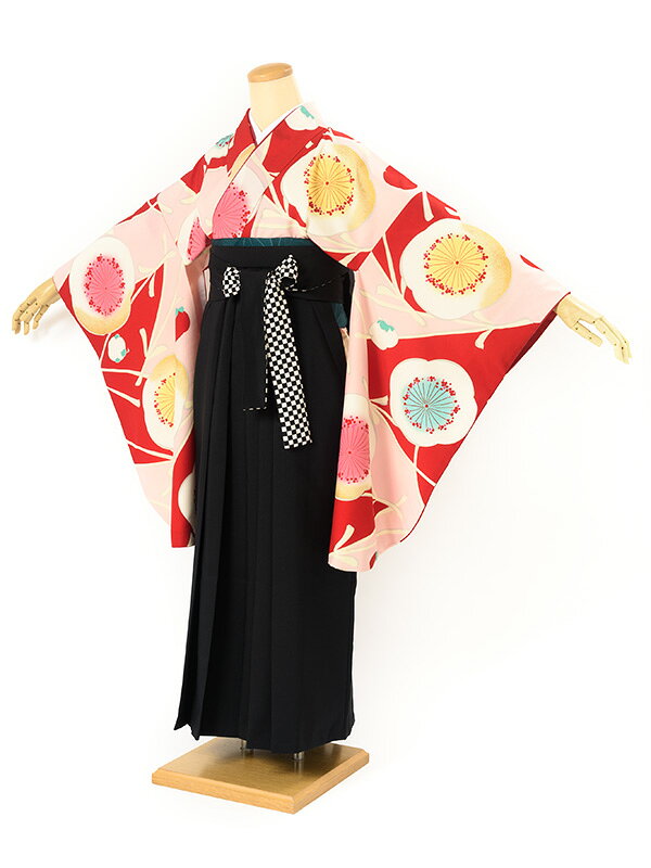 商品詳細商品番号ren-hms0894色着物　赤に白やピンク袴　黒素材着物・袴：ポリエステル100%内容着物（重ね衿付）・袴・下帯・前板・襦袢（半衿付）・衿芯・伊達締め×2・腰紐×4・着付けベルト・草履・足袋（プレゼント）商品について草履は着物の色に合わせてお届けします。襦袢の半衿は、白半衿です。肌着は、衛生面の観点から貸し出しておりません。肌襦袢をご用意いただくか、カップの無いインナーで代用して下さい。着物の柄は大きな生地を使用して作られている為、柄の配置が画像と異なります。草履はフリーサイズのため、ワンサイズとなります。状態について新品商品ではありませんので、劣化がみられます。着用時、影響のある部分に目立った損傷はありませんが、レンタルの性質上、予めご了承ください。備考rep-ni494/rep-hm0079注意事項※袴や帯などの色やセット内容の一部変更と、それに伴う値引きは承っておりません。※予約カレンダーが「×」でも、システムの都合上注文が出来てしまいます。自動確認メールの後に予約不可の旨をメールで通知いたします。※予約カレンダーが「○」でも、他のお客様とほぼ同時刻に注文をされた場合にご予約いただけない可能性がございます。サイズ表身丈袖丈裄丈着物約106cm約76cm約68cm尺寸紐下対応身長S2尺3寸約87cm145-153cmM2尺4寸約91cm153-160cmL2尺5寸約95cm160-170cmLL2尺6寸約99cm170-175cm　貸衣裳SOUBIEN について貸衣裳SOUBIEN（創美苑）では、安心 価格 サイズ セット 利用 料金 返却 袴 はかま レンタル 着物レンタル 二尺袖 赤 レッド 臙脂色 えんじ エンジ 朱色 ピンク 紺 ネイビー 青 ブルー 白 ホワイト 黄色 イエロー 緑 グリーン 紫 パープル 黒 ブラック 灰色 グレー 通販 着付け 袴レンタル きものレンタル 全国 着物 商品 全国配送可能 仕立て上がり 着付け方 女性 身丈 式 和服 日本 手入れ メンテ 3月 変更 基本 着物袴 セット サロン 洗濯 写真室 時代 はいからさん ハイカラ 大正ロマン モダン レトロ セット 雑貨通販 ヘアスタイル kimono 街歩き 美容室 オシャレ スペシャル ガール スタイル レンタルプラン japanese 宅配 衣装 貸衣装 着物 フルセット の レンタル は1年先のご利用日まで 予約 が可能です。　心に刻むお手伝いを女学校 無地 小学校 中学校 高校 高等学校 大学 専門学校 大学生 卒業 成人式撮影 企画 予約会 着物初心者 家で撮影 フォトブック フレーム アルバム作成 される方にも オススメ です。 古典 レトロ モダン 前撮り 後撮り 写真 撮影 写真スタジオ スタジオ フォトスタジオ 家族写真 記念日 家族で着物 など様々なスタイル、シーンにご利用頂けます。 卒業式 結婚式 着付け 予約 着用 全国 入学式 2月 3月 9月 10月 確認 宅配 指定 きもの 女の子 店舗 徒歩 友人 ガイド 特選 受賞 加工 結婚式場 一般的 式場 パーティー 来店 観光 未婚女性 学生 親族 先生 ゲスト 2023年 2024年 2025年 特別な日を迎える1日が素敵な時間になりますように。↓ 袴のサイズを選び、カレンダーをご確認ください。（別ウィンドウで表示）↓ 袴のサイズを選び、カレンダーをご確認ください。（別ウィンドウで表示）