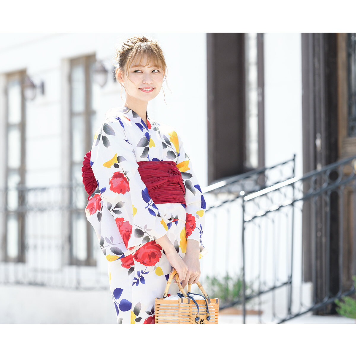 貸衣裳SOUBIENの【レンタル】浴衣 セット レディース レトロ 浴衣セット 大人 4点セット 白 ホワイト 赤 黄色 薔薇 花 兵児帯 夏 レトロモダン ゆかた 女性 和服 往復送料無料【限定最大1000円クーポン配布中】｜アングル3