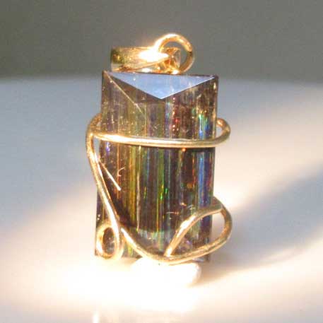 商品名☆レインボースキャポライト　ペンダントトップ 11.1×6.7×5.1ミリ前後 ブラジル チェーンは付属していません。説明　 スキャポライトの変種で、結晶の中に褐色〜茶褐色の縞模様が見られます。 暗い場所で強い光を当てると、虹色の光彩...