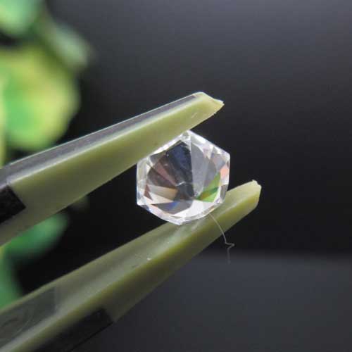 創月石の【天然石】カラーレスジルコン☆ルース☆0.90ct☆コロンビア産☆鑑賞☆コレクション☆動画あり☆ポスト投函｜アングル2