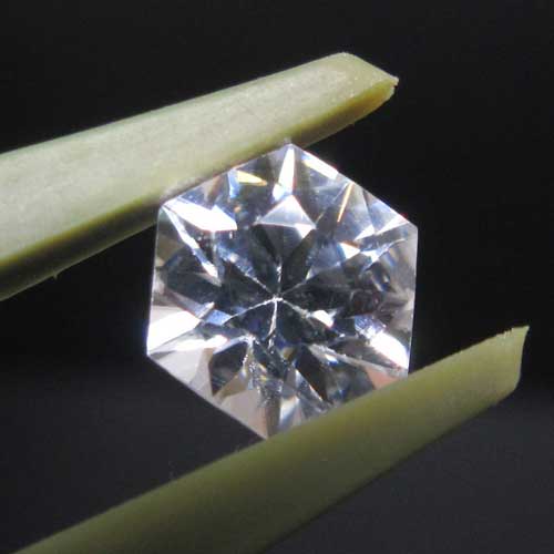 商品名 ☆カラーレスジルコン　ルース 0.90ct　5.0×5.0mm前後　 Colombia 説明　 カラーレスジルコンは、ダイヤモンドに匹敵するほどの強い輝きと高い屈折率を持つ、 無色透明のジルコンだけに与えられる特別な名称です。 ジルコンは本来、ブルー・ブラウン・イエローなど多彩な色を持ちますが、 不純物が極めて少ない結晶だけがこの“カラーレス”の美しさを示します。 ジルコン特有の高い屈折率（1.92〜1.98）と強いファイア（虹色の輝き）により、 光を受けるとダイヤモンドのように鋭い煌めきを放ちます。 さらに、ジルコンは二重屈折を持つため、カット面の輝きがより複雑にきらめき、 透明石の中でもひときわ存在感のある光を楽しめます。 無色透明のジルコンは産出量が少なく、 特にインクルージョンの少ない高品質の個体はコレクターからも高く評価されています。 ※※※注意事項※※※ ケースには細かい傷、ヒビ等入る場合もあります。中の石には問題ありません。※画像のものが届きます。 ※天然石にはインクルージョン（内包物）クラック、多少の欠けなどが入るものがあります。ご了承ください（エネルギーには影響ございません） ※天然石のため色、模様、形状等が多少異なる場合がございます。 ※ご利用の画面や環境等により実物の色と多少違って見えることがあります。※波動は効果効能を示すものではありません。