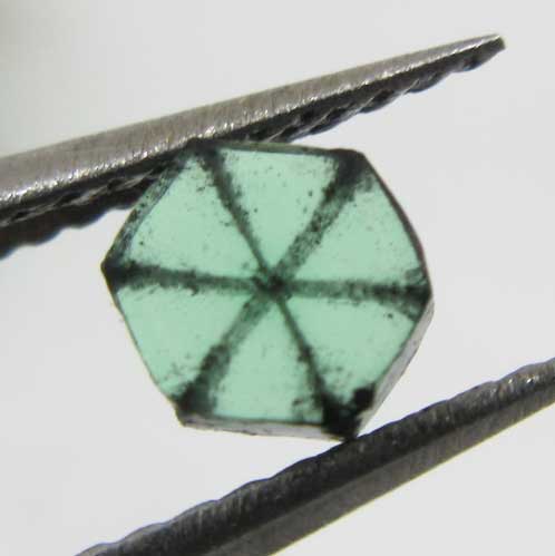 商品名 ☆トラピッチェエメラルド　ルース 0.23ct　4.1×3.8mm前後　 Muzo.Colombia 説明　 トラピッチェエメラルド（Trapiche Emerald）は、エメラルドの中でも特に希少性の高いタイプで、 六条の放射状パターンが見られることが最大の特徴です。 この独特の模様は、結晶が成長する際に不純物や別の鉱物が境界線として入り込み、 “車輪（トラピッチェ）”のような形を描くことで生まれます。 今回のルースは 0.23ct・約4.1×3.8mm前後／コロンビア・Muzo産。 小粒ながらもトラピッチェ特有の模様がしっかりと確認でき、 深いグリーンと結晶の境界線が美しく調和した一点です。 ※※※注意事項※※※ ケースには細かい傷、ヒビ等入る場合もあります。中の石には問題ありません。※画像のものが届きます。 ※天然石にはインクルージョン（内包物）クラック、多少の欠けなどが入るものがあります。ご了承ください（エネルギーには影響ございません） ※天然石のため色、模様、形状等が多少異なる場合がございます。 ※ご利用の画面や環境等により実物の色と多少違って見えることがあります。※波動は効果効能を示すものではありません。