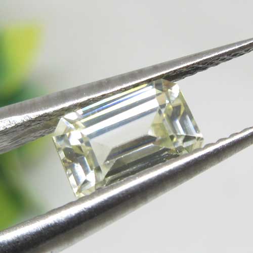 Rakuten - 【天然石】ライトイエロージルコン☆ルース☆1.73ct☆スリランカもしくはコロンビア☆鑑賞☆コレクション☆動画あり