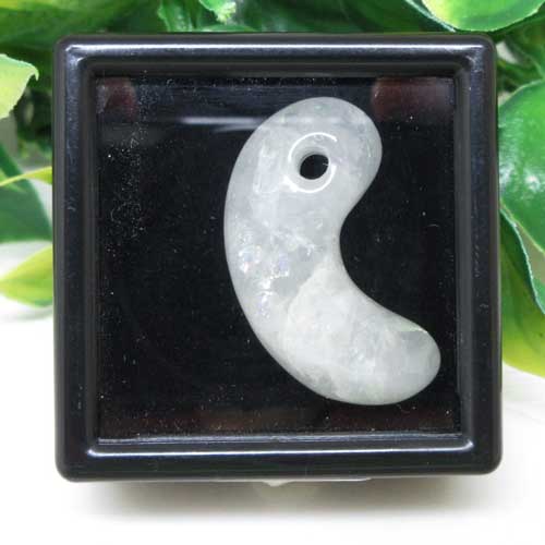 【天然石】国産甲州乙女水晶☆勾玉☆約30ミリ☆山梨県産☆貴重な国産水晶☆山梨水晶☆虹入り