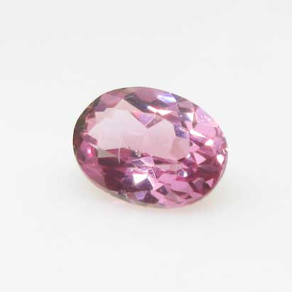 商品名 ☆マラヤガーネット　ルース (カラーシフト)&nbsp; サイズ：0.51ct タンザニア産 説明　 電球色ライトをあてるとレッドカラーに変化するカラーシフトタイプ。 （カラーシフトとは、同系色で色のトーンが少し変化するものをいいます。） ※マラヤガーネットという名称は流通名であり、鑑別書はパイロープ・スペサルティンガーネット、スペサルティンガーネット、またはガーネット等。 ※※※注意事項※※※ ケースには細かい傷、ヒビ等入る場合もあります。中の石には問題ありません。画像のものが届きます。 ※天然石にはインクルージョン（内包物）クラック、多少の欠けなどが入るものがあります。ご了承ください（エネルギーには影響ございません） ※天然石のため色、模様、形状等が多少異なる場合がございます。 ※ご利用の画面や環境等により実物の色と多少違って見えることがあります。※波動は効果効能を示すものではありません。