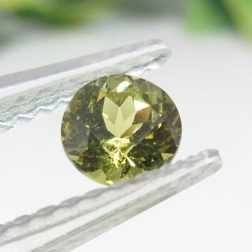 商品名 ☆マリガーネット　ルース 0.92ct マリ産　説明　 マリガーネットは、西アフリカのマリ共和国のケイズで発見されたガーネットです。グロッシュラーガーネットとアンドラダイトガーネットの中間に位置する天然石で、両方の特性を持っています ※※※注意事項※※※ケースには細かい傷、ヒビ等入る場合もあります。中の石には問題ありません。 画像のものが届きます。 ※天然石にはインクルージョン（内包物）クラック、多少の欠けなどが入るものがあります。ご了承ください（エネルギーには影響ございません） ※天然石のため色、模様、形状等が多少異なる場合がございます。 ※ご利用の画面や環境等により実物の色と多少違って見えることがあります。※波動は効果効能を示すものではありません。