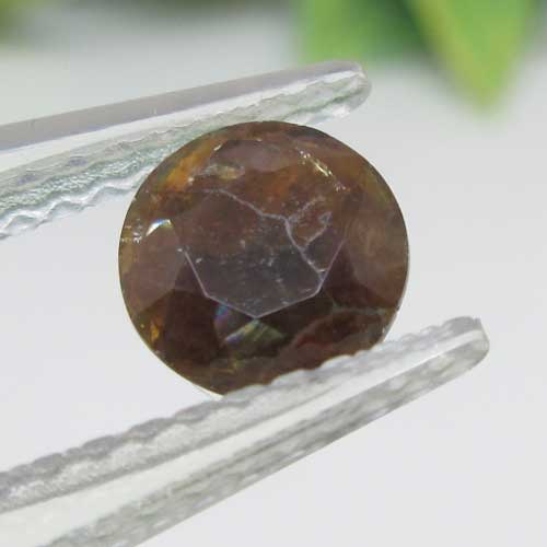 商品名☆レインボーガーネット　ルース 1.66ct 日本　奈良天川村説明　 ギラギラのファイアー光沢ではなく、表面に油膜が張っているかのような独特な輝きを持ちます。雨上がりの路地の雨水が虹色に輝くイリデッセンスと呼ばれる光沢が特徴です 奈良県の天川村で発見されたレインボーガーネットは、その知名度が高く、鉱物学的にも興味深い宝石として数えられています。しかし、現在は自然保護の観点から一般の採掘は禁止 ※※※注意事項※※※ケースには細かい傷、ヒビ等入る場合もあります。中の石には問題ありません。 画像のものが届きます。 ※天然石にはインクルージョン（内包物）クラック、多少の欠けなどが入るものがあります。ご了承ください（エネルギーには影響ございません） ※天然石のため色、模様、形状等が多少異なる場合がございます。 ※ご利用の画面や環境等により実物の色と多少違って見えることがあります。※波動は効果効能を示すものではありません。