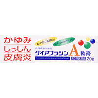 商品説明「ダイアフラジンA軟膏 20g」は、しっしんや皮膚炎、かゆみなどに優れた効果を発揮する、皮膚になじみやすくのびのよいクリームタイプの皮膚疾患治療剤です。抗ヒスタミン剤であるジフェンヒドラミンと荒れた角質を回復させる効果が期待できるビタミンA油、患部の炎症を抑えるグリチルレチン酸を配合しています。効果・効能しっしん、皮ふ炎、かゆみ、かぶれ、ただれ、あせも、虫さされ、しもやけ、じんましん用法・用量1日数回、適量を患部に塗布する。●用法・用量に関する注意1)定められた用法・用量を守ってください。2)小児に使用させる場合には、保護者の指導監督のもとに使用させてください。3)目や、目の周囲には使用しないでください。万一目に入った場合には、すぐに水またはぬるま湯で洗ってください。なお、症状が重い場合には眼科医の診察を受けてください。4)本剤は外用のみに使用し、内服しないでください。使用上の注意●相談すること1.次の人は使用前に医師又は薬剤師に相談してください。(1)医師の治療を受けている人(2)本人または家族がアレルギー体質の人(3)薬によりアレルギー症状(例えば発疹・発赤、かゆみ、かぶれ等)を起こしたことがある人(4)湿潤やただれのひどい人2.次の場合は、直ちに服用を中止し、この文書を持って医師又は薬剤師に相談してください。(1)使用後、次の症状があらわれた場合関係部位症 状皮 ふ発疹・発赤、かゆみ、はれ(2)5-6日間使用しても症状がよくならない場合保管及び取り扱い上の注意(1)小児の手の届かない所に保管してください。(2)直射日光の当たらない湿気の少ない涼しい所に密栓して保管してください。(3)他の容器に入れ替えないでください。(誤用の原因になったり品質が変わる)(4)使用期限のすぎた製品は使用しないでください。(5)チューブの口を開けた後、すみやかにご使用ください。成分ジフェンヒドラミン：1.0gビタミンA油：5.0g(レチノールパルミチン酸エステルとして200000I.U.)グリチルレチン酸：0.5g添加物として流動パラフィン、ミリスチン酸イソプロピル、セタノール、パラベン、香料、グリセリン、オレイルアルコール、ショ糖脂肪酸エステル、ステアリン酸ポリオキシル、ヒアルロン酸Na、ハッカ油を含有する。●成分・分量に関連する注意本品を皮ふに塗布した後、特有の魚油臭が感じられることがありますが、これはビタミンA油に由来するものですので、ご安心のうえご使用ください。リスク区分第3類医薬品製造販売元内外薬品株式会社富山県富山市三番町3-10使用期限使用期限まで1年以上ある商品をお届けいたしております広告文責株式会社クスリのナカヤマTEL: 03-5497-1571備考■パッケージデザイン等は、予告なく変更されることがあります。■物流センターの在庫は常に変動しております。そのため、ページ更新とご注文のタイミングによって、欠品やメーカー販売終了のため商品が手配できない事態が発生致します。その場合、誠に申し訳ありませんが、メールにて欠品情報をご案内の上、キャンセル対応させていただく場合がございます。■特に到着日のご指定が無い場合、商品は受注日より起算して1~5営業日を目安に発送いたしております。ご注文いただきました商品の、弊社在庫状況等によっては、発送まで時間がかかる場合がございますので、予めご了承ください。また、5営業日以内の発送が困難な場合には、メールにて発送遅延のご連絡と発送予定日のご案内をお送りさせていただきます。