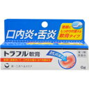 商品説明「トラフル軟膏 6g」は、口内炎・舌炎を塗って治す口内炎治療薬です。抗炎症成分、組織修復成分、殺菌成分をトリプル配合。患部に直接作用して炎症や痛み、はれをしずめ、口内炎・舌炎を治すお薬です。医薬品。効果・効能口内炎、舌炎使用方法1.本剤を使用する前に、口をすすいできれいにして下さい。2.本剤を、患部におおいかぶせるように塗布して下さい。3.塗布した後は、なるべく患部をさわらないようにして下さい。(チューブの開封方法)キャップを逆さ向きにして、突起部をチューブの先に強く押し当てて開封して下さい。用法・用量1日2-4回、患部を清浄にした後、適量を塗布して下さい。(用法・用量に関連する注意)(1)用法・用量を厳守して下さい。(2)小児に使用させる場合には、保護者の指導監督のもとに使用させて下さい。(3)口腔用にのみ使用して下さい。使用上の注意●相談すること1.次の人は使用前に医師、歯科医師、薬剤師又は登録販売者に相談して下さい。(1)医師又は歯科医師の治療を受けている人(2)薬などによりアレルギー症状を起こしたことがある人(3)患部が広範囲の人2.使用後、次の症状があらわれた場合は副作用の可能性がありますので、直ちに使用を中止し、この文書を持って医師、歯科医師、薬剤師又は登録販売者に相談して下さい。関係部位症状口刺激感皮膚発疹・発赤、かゆみ3.5-6日間使用しても症状がよくならない場合は使用を中止し、この文書を持って医師、歯科医師、薬剤師又は登録販売者に相談して下さい。保管及び取り扱い上の注意(1)直射日光の当たらない涼しい所に密栓して保管して下さい。(2)小児の手の届かない所に保管して下さい。(3)他の容器に入れ替えないで下さい。(誤用の原因になったり品質が変わります)(4)表示の使用期限を過ぎた製品は使用しないで下さい。成分・分量本剤は、100g中に次の成分を含有しています。成分分量はたらきアズレンスルホン酸ナトリウム水和物0.02g抗炎症作用により、炎症をおさえ、痛み・はれなどの症状をしずめます。グリチルレチン酸0.3gアラントイン0.3g組織修復作用により、傷ついた口内の粘膜修復を助けます。セチルピリジニウム塩化物水和物0.1g殺菌作用により、患部を清潔な環境にします。添加物：グリセリン、ゲル化炭化水素、ポリアクリル酸Na、メタケイ酸アルミン酸Mg、ヒプロメロース、l-メントール、サッカリンNaリスク区分第3類医薬品製造販売元第一三共ヘルスケア株式会社東京都中央区日本橋3-14-10使用期限使用期限まで1年以上ある商品をお届けいたしております広告文責株式会社クスリのナカヤマTEL: 03-5497-1571備考■パッケージデザイン等は、予告なく変更されることがあります。■物流センターの在庫は常に変動しております。そのため、ページ更新とご注文のタイミングによって、欠品やメーカー販売終了のため商品が手配できない事態が発生致します。その場合、誠に申し訳ありませんが、メールにて欠品情報をご案内の上、キャンセル対応させていただく場合がございます。■特に到着日のご指定が無い場合、商品は受注日より起算して1~5営業日を目安に発送いたしております。ご注文いただきました商品の、弊社在庫状況等によっては、発送まで時間がかかる場合がございますので、予めご了承ください。また、5営業日以内の発送が困難な場合には、メールにて発送遅延のご連絡と発送予定日のご案内をお送りさせていただきます。