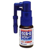 商品説明「のどぬーるスプレー長いノズル 15ml」は、ヨウ素を配合したのどの殺菌消毒薬です。のど粘膜の細菌などを殺菌・消毒するスプレータイプののど薬。本品は、長いノズルで患部に効き目がしっかり届き、有効成分が効果を発揮します。スプレーするだけなので、携帯しやすく必要な時に使えます。医薬品。携帯用袋付きです。15ml入り。効果・効能のどの殺菌・消毒使用方法(1)ノズルが見えるように持つ(2)ノズルを手前に引き上げる(3)ノズルを持ってキャップをはずす(4)はじめて使用する時は、必ず液が出るまで4-5回空押ししてください。1回2-3噴射を目安に適量噴射してください。軽く息をはきながらご使用ください。息を吸いながら使用すると、液が気管支や肺に入るおそれがあります。(5)使用後は、キャップを確実にはめてノズルをもとの位置にもどしてください。※患部にうまく薬液が届かない場合は、鏡を見ながら噴射してください。大きく口を開け、やや上を向いて噴射すると、うまく患部に命中します。用法・用量1日数回、適量を患部に噴射してください(用法及び用量に関連する注意)(1)ノズルをのどの患部にむけて、軽く息をはきながら噴射すること(息を吸いながら使用すると、液が気管支や肺に入ることがある)(2)小児に使用させる場合には特に注意し、保護者の指導監督のもとに使用させること(3)目に入らないように注意すること。万一、目に入った場合には、すぐに水またはぬるま湯で洗うこと。なお、症状が重い場合には、眼科医に診療を受けること。(4)のど用にのみ使用すること(5)薬液を誤って大量に飲み込んだときは、直ちに医師の診療を受けること使用上の注意■してはいけないこと(守らないと現在の症状が悪化したり、副作用が起こりやすくなる)1.次の人は使用しないこと(1)本剤または本剤の成分、ヨウ素(ポビドンヨード)によるアレルギー症状を起こしたことのある人(2)甲状腺疾患のある人(3)2歳未満の乳幼児(4)妊婦または妊娠していると思われる人(5)授乳中の人2.長期連用しないこと3.大量に噴射しないこと ■相談すること1.次の人は使用前に医師、歯科医師、薬剤師または登録販売者に相談すること(1)医師または歯科医師の治療を受けている人(2)薬などによりアレルギー症状を起こしたことがある人(2)次の症状がある人：口内のひどいただれ2.使用後、次の症状があらわれた場合は副作用の可能性があるので、直ちに使用を中止し、この文書を持って医師、薬剤師または登録販売者に相談すること関係部位症状皮ふ発疹・発赤・かゆみ口 あれ、しみる、灼熱感、刺激感消化器吐き気その他 不快感まれに下記の重篤な症状が起こることがあります。その場合は直ちに医師の診断を受けること症状の名称 症状アナフィラキシー様症状使用後すぐに、皮ふのかゆみ、じんましん、声のかすれ、くしゃみ、のどのかゆみ、息苦しさ等があらわれる3.5-6日間使用しても症状がよくならない場合は使用を中止し、この文書を持って医師、歯科医師、薬剤師または登録販売者に相談すること成分(100ml中) 成分 分量 はたらき ヨウ素 0.5g のどの殺菌・消毒添加物としてヨウ化K、グリセリン、プロピレングリコール、D-ソルビトール、エタノール、l-メントール、香料を含有する(成分及び分量に関連する注意)本剤の使用により、銀を含有する歯科材料(義歯等)が変色することがあるリスク区分第3類医薬品製造販売元小林製薬株式会社大阪府茨木市豊川1-30-3使用期限使用期限まで1年以上ある商品をお届けいたしております広告文責株式会社クスリのナカヤマTEL: 03-5497-1571備考■パッケージデザイン等は、予告なく変更されることがあります。■物流センターの在庫は常に変動しております。そのため、ページ更新とご注文のタイミングによって、欠品やメーカー販売終了のため商品が手配できない事態が発生致します。その場合、誠に申し訳ありませんが、メールにて欠品情報をご案内の上、キャンセル対応させていただく場合がございます。■特に到着日のご指定が無い場合、商品は受注日より起算して1~5営業日を目安に発送いたしております。ご注文いただきました商品の、弊社在庫状況等によっては、発送まで時間がかかる場合がございますので、予めご了承ください。また、5営業日以内の発送が困難な場合には、メールにて発送遅延のご連絡と発送予定日のご案内をお送りさせていただきます。