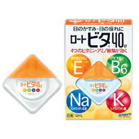 商品説明「ロートビタ40α 12ml」は、4つのビタミン・アミノ酸類が瞳にさわやかに広がり、目のかすみ、目の疲れ等を効果的に改善します。医薬品。効果・効能●目の疲れ●目のかすみ(目やにの多いときなど)●結膜充血●眼病予防(水泳のあと●ほこりや汗が目に入ったときなど)●眼瞼炎(まぶたのただれ)●目のかゆみ●紫外線その他の光線による眼炎(雪目など)●ハードコンタクトレンズを装着しているときの不快感用法・用量1回2-3滴、1日5-6回点眼してください。■用法・用量に関連する注意(1)小児に使用させる場合には、保護者の指導監督のもとに使用させてください。(2)容器の先をまぶた、まつ毛に触れさせないでください。(汚染や異物混入(目やにやホコリ等)の原因となる)また、混濁したものは使用しないでください。(3)ソフトコンタクトレンズを装着したまま使用しないでください。(4)点眼用にのみ使用してください。使用上の注意■相談すること1.次の人は、使用前に医師又は薬剤師にご相談ください。(1)医師の治療を受けている人(2)本人又は家族がアレルギー体質の人(3)薬によりアレルギー症状を起こしたことがある人(4)次の症状のある人はげしい目の痛み(5)次の診断を受けた人緑内障2.次の場合は、直ちに使用を中止し、この説明書を持って医師又は薬剤師にご相談ください。(1)使用後、次の症状があらわれた場合【関係部位：症状】皮ふ：発疹・発赤、かゆみ目：充血、かゆみ、はれ、しみて痛い(2)目のかすみが改善されない場合(3)2週間位使用しても症状がよくならない場合保管及び取り扱い上の注意(1)直射日光の当たらない涼しい所に密栓して保管してください。品質を保持するため、自動車内や暖房器具の近くなど、高温の場所(40度以上)に放置しないでください。(2)小児の手の届かない所に保管してください。(3)他の容器に入れ替えないでください。(誤用の原因になったり品質が変わる)(4)他の人と共用しないでください。(5)使用期限(外箱に記載)を過ぎた製品は使用しないでください。なお、使用期限内であっても一度開封した後は、なるべく早くご使用ください。(6)保存の状態によっては、水滴や成分の結晶が容器の先やキャップの内側につくことがあります。その場合には清潔なガーゼ等で軽くふきとってご使用ください。(7)容器に他の物を入れて使用しないでください。成分有効成分配合量作用酢酸d-α-トコフェロール (天然ビタミンE)0.05%血行促進作用があり、栄養を送り届けることで疲れた目の回復を促します。ビタミンB60.1%新陳代謝促進作用があり、栄養を補給することで疲れた目の回復を促します。コンドロイチン硫酸エステルナトリウム0.1%涙液の成分を補給し、乾いて疲れた目に効果をあらわします。L-アスパラギン酸カリウム1%目の細胞呼吸を活性化し、疲れ目に効果をあらわします。ネオスチグミンメチル硫酸塩0.005%目の調節神経に作用して、ピント調節をスムーズにし、目の疲れに効果をあらわします。クロルフェニラミンマレイン酸塩0.03%抗ヒスタミン作用で、充血やかゆみなどの不快な症状を改善します。添加物として、 ホウ酸、ホウ砂、l-メントール、d-ボルネオール、ユーカリ油、エデト酸Na、ポリオキシエチレン硬化ヒマシ油、pH調節剤を含有します。リスク区分第3類医薬品製造販売元ロート製薬株式会社大阪市生野区巽西1-8-1使用期限使用期限まで1年以上ある商品をお届けいたしております広告文責株式会社クスリのナカヤマTEL: 03-5497-1571備考■パッケージデザイン等は、予告なく変更されることがあります。■物流センターの在庫は常に変動しております。そのため、ページ更新とご注文のタイミングによって、欠品やメーカー販売終了のため商品が手配できない事態が発生致します。その場合、誠に申し訳ありませんが、メールにて欠品情報をご案内の上、キャンセル対応させていただく場合がございます。■特に到着日のご指定が無い場合、商品は受注日より起算して1~5営業日を目安に発送いたしております。ご注文いただきました商品の、弊社在庫状況等によっては、発送まで時間がかかる場合がございますので、予めご了承ください。また、5営業日以内の発送が困難な場合には、メールにて発送遅延のご連絡と発送予定日のご案内をお送りさせていただきます。