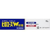 商品説明「ピロエースW軟膏 15g」は、水虫・たむしによく効く水虫薬の軟膏です。すぐれた抗白癬菌作用をもつ抗生物質ピロールニトリンと抗真菌剤クロトリマゾールのW作用で、効率的な殺菌作用を発揮するように工夫しています。また、かゆみをしずめるはたらきのあるクロタミトンを配合していますので、かゆみにも効果があります。湿潤した患部、乾燥した患部のいずれにも使用できます。効果・効能みずむし、いんきんたむし、ぜにたむし使用方法1日2-3回、適量を患部に塗布してください●患部やその周囲が汚れたまま使用しないでください●目に入らないように注意してください。万一目に入った場合には、すぐに水またはぬるま湯で洗ってください。なお、症状が重い場合には、眼科医の診療を受けてください●小児に使用させる場合には、保護者の指導監督のもとに使用させてください●外用にのみ使用してください●患部をよく洗ってから薬剤を塗布してください。患部の汚れをとると同時に皮膚をやわらかくして薬剤の浸透を助けます。この意味から入浴後の治療は効果的ですみずむしは再発しやすい病気ですから、自覚症状がなくなってもしばらくの間は治療を続けることが大切です使用上の注意してはいけないこと(守らないと現在の症状が悪化したり、副作用が起こりやすくなる)●次の部位には使用しないでください ・目の周囲、顔面、粘膜(例えば、口腔、鼻腔、膣等)、陰のう、外陰部等・しっしん・湿潤、ただれ、亀裂や外傷のひどい患部相談すること●次の人は使用前に医師または薬剤師にご相談ください・医師の治療を受けている人・乳幼児・本人または家族がアレルギー体質の人・薬によりアレルギー症状を起こしたことがある人・患部が広範囲の人・患部が化膿している人・「しっしん」か「みずむし、いんきんたむし、ぜにたむし」かがはっきりしない人(陰のうにかゆみ・ただれ等の症状がある場合は、しっしん等他の原因による場合が多い)●次の場合は、直ちに使用を中止し、この文書を持って医師または薬剤師にご相談ください ・使用後、次の症状があらわれた場合 関係部位症状 皮ふ 発疹・発赤、かゆみ、かぶれ、はれ、刺激感、熱感、疼痛、ただれ ・2週間位使用しても症状がよくならない場合・使用後、症状がかえって悪化した場合(ただれたり、化膿したり、病巣が使用前より広がる等)保管及び取り扱い上の注意(1)直射日光の当たらない涼しい所に密栓して保管してください(2)小児の手の届かない所に保管してください(3)他の容器に入れ替えないでください(誤用の原因になったり、品質が変わる)(4)表示の使用期限を過ぎた製品は使用しないでください成分本剤は、白色-微黄白色の軟膏で、1g中に次の成分を含有するピロールニトリン・・・2mg(力価)クロトリマゾール・・・4mgクロタミトン・・・50mg添加物：サラシミツロウ、セバシン酸ジエチル、ミリスチン酸イソプロピル、ポリオキシエチレンラウリルエーテル、ワセリンリスク区分第2類医薬品製造販売元第一三共ヘルスケア株式会社東京都中央区日本橋3-14-10使用期限使用期限まで1年以上ある商品をお届けいたしております広告文責株式会社クスリのナカヤマTEL: 03-5497-1571備考■パッケージデザイン等は、予告なく変更されることがあります。■物流センターの在庫は常に変動しております。そのため、ページ更新とご注文のタイミングによって、欠品やメーカー販売終了のため商品が手配できない事態が発生致します。その場合、誠に申し訳ありませんが、メールにて欠品情報をご案内の上、キャンセル対応させていただく場合がございます。■特に到着日のご指定が無い場合、商品は受注日より起算して1~5営業日を目安に発送いたしております。ご注文いただきました商品の、弊社在庫状況等によっては、発送まで時間がかかる場合がございますので、予めご了承ください。また、5営業日以内の発送が困難な場合には、メールにて発送遅延のご連絡と発送予定日のご案内をお送りさせていただきます。