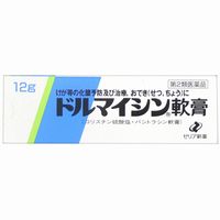 商品説明「ドルマイシン軟膏 12g」は、殺菌作用をもつ両抗生物質を配合し、グラム陽性・陰性菌による単独又は混合感染症はもちろん、一般外部疾患の感染予防並びに治療に効果を発揮する皮膚の薬です。医薬品。効果・効能外傷・火傷等の化膿予防及び治療、膿痂疹(とびひ)、せつ、癰(よう)、疔(ちょう)、毛嚢炎、湿疹、グラム陽性・陰性菌の単独及び混合感染による皮ふ疾患、化膿症、伝染性皮ふ炎、皮ふ潰瘍用法・用量1日1-3回患部に直接又はガーゼに塗布して用いて下さい。*用法や用量に関する注意*・小児に使用させる場合には、保護者の指導監督のもとに使用させて下さい。・目に入らないよう注意して下さい。万一、目に入った場合には、すぐに水又はぬるま湯で洗って下さい。なお、症状が重い場合には、眼科医の診療を受けて下さい。・外用にのみ使用して下さい。・定められた用法を守って下さい。使用上の注意●してはいけないこと●(守らないと現在の症状が悪化したり、副作用・事故が起こりやすくなります)1.次の人は使用しないで下さい。・本剤によるアレルギー症状を起こしたことがある人2.次の部位には使用しないで下さい。・湿潤、ただれのひどい患部・深い傷、ひどいやけどの患部●相談すること●1.次の人は使用前に医師または薬剤師に相談して下さい。・医師の治療を受けている人・本人又は家族がアレルギー体質の人・薬や化粧品等によりアレルギー症状を起こしたことがある人・患部が広範囲の人・鼻腔等の粘膜に病変のある人2.次の場合は、直ちに使用を中止し、添付文書を持って医師または薬剤師に相談して下さい。・使用後、次の症状があらわれた場合関係部位症状皮ふ発疹・発赤、かゆみ、かぶれまれに下記の重篤な症状が起こることがあります。その場合は直ちに医師の診療を受けて下さい。症状の名称症状ショック(アナフィラキシー)使用後すぐにじんましん、浮腫、胸苦しさ等とともに、顔色が青白くなり、手足が冷たくなり、冷や汗、息苦しさ等があらわれる。・5-6日間使用しても症状がよくならない場合保管及び取り扱い上の注意・直射日光の当たらない湿気の少ない涼しい所に密栓して保管してください。・小児の手の届かない所に保管してください。・他の容器に入れかえないでください。(誤用の原因になったり品質が変わることがあります。)・外箱に表示の使用期限内に使用して下さい。また、使用期限を過ぎた製品は使用しないで下さい。成分1g中硫酸コリスチン(硫酸コリマイシン) 50000単位バシトラシン 250単位添加物として、白色ワセリン及び流動パラフィンを含有する。リスク区分第2類医薬品製造販売元ゼリア新薬工業株式会社東京都中央区日本橋小舟町10-11使用期限使用期限まで1年以上ある商品をお届けいたしております広告文責株式会社クスリのナカヤマTEL: 03-5497-1571備考■パッケージデザイン等は、予告なく変更されることがあります。■物流センターの在庫は常に変動しております。そのため、ページ更新とご注文のタイミングによって、欠品やメーカー販売終了のため商品が手配できない事態が発生致します。その場合、誠に申し訳ありませんが、メールにて欠品情報をご案内の上、キャンセル対応させていただく場合がございます。■特に到着日のご指定が無い場合、商品は受注日より起算して1~5営業日を目安に発送いたしております。ご注文いただきました商品の、弊社在庫状況等によっては、発送まで時間がかかる場合がございますので、予めご了承ください。また、5営業日以内の発送が困難な場合には、メールにて発送遅延のご連絡と発送予定日のご案内をお送りさせていただきます。