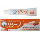 商品説明「メンソレータム リシーナ軟膏 15g」は、つらい痔の諸症状を効果的に治す痔の薬です。消炎成分がはれ・ただれ等の炎症を抑えます。また、痛みを止める成分をWで配合。つらい痛みとかゆみをしっかり鎮めます。傷ついた組織を修復し、 ビタミンE誘導体が血流を促進。いぼ痔の主な原因であるうっ血を改善します。ベタつかず、伸びがよいさらっとタイプの軟膏。指先軽くスッと広がるので、傷んだ患部に負担をかけずに薬剤が肛門細部にまでいき渡ります。医薬品。効果・効能きれ痔(さけ痔)・いぼ痔の痛み・かゆみ・はれ・出血・ただれの緩和及び消毒用法・用量適量をとり、肛門部に塗布してください。なお、1日3回まで使用できます。●用法・用量に関連する注意●・用法・用量を厳守して下さい。・小児に使用させる場合には、保護者の指導監督のもとに使用させて下さい。・肛門部にのみ使用して下さい。使用上の注意●してはいけないこと●(守らないと現在の症状が悪化したり、副作用・事故が起こりやすくなる)1.次の人は使用しないでください。・患部が化膿している人。2.長期連用しないで下さい。●相談すること●1.次の人は使用前に医師又は薬剤師にご相談ください。・医師の治療を受けている人・本人又は家族がアレルギー体質の人・薬によりアレルギー症状を起こしたことがある人2.次の場合は直ちに服用を中止し、この説明書を持って医師又は薬剤師にご相談ください。・使用後、次の症状があらわれた場合*皮膚：発疹、発赤、かゆみ、はれ*その他：刺激感、化膿・10日間使用しても症状がよくならない場合保管及び取り扱い上の注意・直射日光の当たらない、湿気の少ない涼しい所に密栓して保管してください。・小児の手の届かない所に保管してください。・他の容器に入れ替えないでください。(誤用の原因になったり品質が変わる)・使用期限(外箱に記載)を過ぎた製品は使用しないでください。なお、使用期限内であっても、一度開封した後はなるべく早くご使用下さい。・マニキュアや家具類の塗装面等に付着するとはがれや変質を起こすことがありますので、付着しないようにご注意下さい。成分・アミノ安息香酸エチル(2g)・リドカイン(2.4g)・酢酸ヒドロコルチゾン(0.5g)・酸化亜鉛(10g)・l-メントール(0.2g)・イソプロピルメチルフェノール(0.1g)・アラントイン(0.5g)・酢酸トコフェロール(ビタミンE誘導体)(1.0g)・添加物として、マクロゴール、ワセリン、トウモロコシデンプン、ポリオキシエチレン硬化ヒマシ油、パラベン、エデト酸Naを含有する。リスク区分第(2)類医薬品製造販売元ロート製薬株式会社大阪市生野区巽西1-8-1使用期限使用期限まで1年以上ある商品をお届けいたしております広告文責株式会社クスリのナカヤマTEL: 03-5497-1571備考■パッケージデザイン等は、予告なく変更されることがあります。■物流センターの在庫は常に変動しております。そのため、ページ更新とご注文のタイミングによって、欠品やメーカー販売終了のため商品が手配できない事態が発生致します。その場合、誠に申し訳ありませんが、メールにて欠品情報をご案内の上、キャンセル対応させていただく場合がございます。■特に到着日のご指定が無い場合、商品は受注日より起算して1~5営業日を目安に発送いたしております。ご注文いただきました商品の、弊社在庫状況等によっては、発送まで時間がかかる場合がございますので、予めご了承ください。また、5営業日以内の発送が困難な場合には、メールにて発送遅延のご連絡と発送予定日のご案内をお送りさせていただきます。