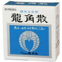 商品説明「龍角散 43g」は、鎮咳去痰作用を活発にする生薬(キキョウ・セネガ・キョウニン・カンゾウ)を主成分としたノドの薬です。ノドが炎症を起こして痛んだり、たんがからんでいるときに「龍角散」を飲むと、ノドの粘膜をひろくおおい、気管内面からの粘液の分泌を高めてタンの排出を容易にします。キキョウ・セネガの有効成分サポニン配糖体が、直接ノドに作用して、タンを切りセキを鎮めます。細かい粉末状の散剤ですので、水なしでお飲みいただけます。お子様からお年寄りまで、ご家族みなさまにいつでもご利用いただける家庭常備薬です。43g入り。医薬品。効果・効能セキ、タン、ノドの炎症による声がれ・ノドの荒れ・ノドの不快感・ノドの痛み・ノドのはれに有効。用法・用量次の量を添付のさじ(一杯0.3g)で服用してください。 年齢 1回量 1日服用回数 大人(15歳以上) 1杯 3-6回 11歳以上15歳未満 2/3杯 3-6回 8歳以上11歳未満 1/2杯 3-6回 5歳以上8歳未満 1/3杯 3-6回 3歳以上5歳未満 1/4杯 3-6回 1歳以上3歳未満 1/5杯 3-6回 3ヶ月以上1歳未満1/10杯 3-6回 3ヶ月未満 服用しないこと●龍角散は直接ノドの粘膜に作用して、効果をあらわす薬です。●必ず、水なしでお飲みください。(用法・用量に関する注意)小児に服用させる場合には、保護者の指導監督のもとに服用させてください。使用上の注意相談すること1.次の人は服用前に医師又は薬剤師に相談してください。(1)医師の治療を受けている人。(2)本人又は家族がアレルギー体質の人。(3)薬によりアレルギー症状を起こしたことがある人。(4)次の症状のある人。高熱2.次の場合は、直ちに服用を中止し、この説明文を持って医師又は薬剤師に相談してください。(1)服用後、次の症状があらわれた場合 関係部位 症状 皮ふ 発疹・発赤・かゆみ 消化器 悪心・嘔吐・食欲不振 精神神経系 めまい(2)5-6回服用しても症状がよくならない場合保管及び取り扱い上の注意(1)小児の手のとどかない場所に保管してください。(2)直射日光をさけ、なるべく湿気の少ない涼しい場所に保管してください。(3)他の容器に入れ替えないでください。(誤用の原因になったり、品質が変わることがあります。)(4)使用期限(外箱に記載)を過ぎたものは服用しないでください。成分1.8g(大人の1日量)中成分含量キキョウ末70mgキョウニン末5.0mgセネガ末3.0mgカンゾウ末50mg添加物：炭酸Ca、リン酸水素Ca、炭酸Mg、安息香酸、香料リスク区分第3類医薬品製造販売元株式会社龍角散東京都千代田区東神田2-4-8使用期限使用期限まで1年以上ある商品をお届けいたしております広告文責株式会社クスリのナカヤマTEL: 03-5497-1571備考■パッケージデザイン等は、予告なく変更されることがあります。■物流センターの在庫は常に変動しております。そのため、ページ更新とご注文のタイミングによって、欠品やメーカー販売終了のため商品が手配できない事態が発生致します。その場合、誠に申し訳ありませんが、メールにて欠品情報をご案内の上、キャンセル対応させていただく場合がございます。■特に到着日のご指定が無い場合、商品は受注日より起算して1~5営業日を目安に発送いたしております。ご注文いただきました商品の、弊社在庫状況等によっては、発送まで時間がかかる場合がございますので、予めご了承ください。また、5営業日以内の発送が困難な場合には、メールにて発送遅延のご連絡と発送予定日のご案内をお送りさせていただきます。