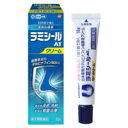 商品説明「ラミシールATクリーム 10g」は、1日1回で効く、水虫・たむし用薬です。水虫・たむしは白癬菌「水虫菌」というカビ(真菌)が皮ふ表面にある角質層に感染・寄生しておきる皮ふ病です。ラミシールATクリームは、スイス・ノバルティス社が開発した殺真菌成分テルビナフィン塩酸塩を配合する水虫・たむし治療薬です。医薬品。効果・効能みずむし、いんきんたむし、ぜにたむし用法・用量1日1回、適量を患部に塗布してください。【用法・用量に関する注意】1.定められた用法を厳守してください。2.患部やその周囲が汚れたまま使用しないでください。3.本剤のついた手で、目や粘膜にふれないでください。4.目に入らないように注意してください。万一、目に入った場合には、すぐに水又はぬるま湯で洗い、直ちに眼科医の診療を受けてください。5.小児に使用させる場合には、保護者の指導監督のもとに使用させてください。6.外用にのみ使用してください。使用上の注意●してはいけないこと(守らないと現在の症状が悪化したり、副作用が起こりやすくなります)1.次の人は使用しないでください本剤又は本剤の成分によりアレルギー症状(例えば、発疹・発赤、かゆみ、はれ等)を起こしたことがある人2.次の部位には使用しないでください(1)目や目の周囲、粘膜(例えば、口腔、鼻腔、膣等)、陰のう、外陰部等(2)湿疹(3)湿潤、ただれ、亀裂や外傷のひどい患部●相談すること1.次の人は使用前に医師、薬剤師又は登録販売者に相談してください(1)医師の治療を受けている人(2)妊婦又は妊娠している可能性のある人(3)乳幼児(4)薬などによりアレルギー症状を起こしたことがある人(5)患部が顔面又は広範囲の人(6)患部が化膿している人(7)「湿疹」か「みずむし、いんきんたむし、ぜにたむし」かがはっきりしない人(陰のうにかゆみ・ただれ等の症状がある場合は、湿疹等他の原因による場合が多い。)2.使用後、次の症状があらわれた場合は副作用の可能性があるので、直ちに使用を中止し、この説明文書を持って医師、薬剤師又は登録販売者に相談してください関係部位症状皮ふかぶれ、刺激感、熱感、鱗屑・落屑(フケ、アカのような皮ふのはがれ)、ただれ、乾燥・つっぱり感、皮ふの亀裂、いたみ、色素沈着、発疹・発赤*、かゆみ*、はれ*、じんましん**全身に発現することがあります。3.2週間位使用しても症状が良くならない場合や、本剤の使用により症状が悪化した場合は使用を中止し、この説明文書を持って医師、薬剤師又は登録販売者に相談してください保管及び取り扱い上の注意1.直射日光の当たらない涼しい所に密栓して保管してください。2.小児の手の届かない所に保管してください。3.他の容器に入れ替えないでください(誤用の原因になったり、品質が変わることがあります。)。4.使用期限をすぎた製品は使用しないでください。また、開封後は使用期限内であってもなるべく速やかに使用してください。成分・分量1g中テルビナフィン塩酸塩：10mg添加物：セタノール、ステアリルアルコール、パルミチン酸セチル、ミリスチン酸イソプロピル、モノステアリン酸ソルビタン、ポリソルベート60、ベンジルアルコール、pH調節剤リスク区分第(2)類医薬品使用期限使用期限まで1年以上ある商品をお届けいたしております広告文責株式会社クスリのナカヤマTEL: 03-5497-1571備考■パッケージデザイン等は、予告なく変更されることがあります。■物流センターの在庫は常に変動しております。そのため、ページ更新とご注文のタイミングによって、欠品やメーカー販売終了のため商品が手配できない事態が発生致します。その場合、誠に申し訳ありませんが、メールにて欠品情報をご案内の上、キャンセル対応させていただく場合がございます。■特に到着日のご指定が無い場合、商品は受注日より起算して1~5営業日を目安に発送いたしております。ご注文いただきました商品の、弊社在庫状況等によっては、発送まで時間がかかる場合がございますので、予めご了承ください。また、5営業日以内の発送が困難な場合には、メールにて発送遅延のご連絡と発送予定日のご案内をお送りさせていただきます。