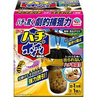 商品説明●飛来したハチを誘引、捕獲するハチ用捕獲器です。●ハチも驚く劇的捕獲力・簡単！吊るすだけ・仕掛けたその日から協力誘引！・入ったら二度と出られないハチ地獄処方●驚くほどにハチが捕れる5つの秘密(1) 速効誘引！ハチの大好きな黒蜜と発酵した樹液の香りがすばやく立ちこめ驚異的な速さで誘引！翌日には効果実感。※使用環境により異なります。(2) 大きな2つの入り口！香りが広がりやすく、どちらの方向からでもハチが入りやすい。(3) ハチを導く足場！ハチは足場があると降り立つ習性を取り入れた形状。(4) 逃さず沈む！身体についたら即座に密着し、すばやく沈める誘引捕獲液で1度入ったら逃さない。※大型のハチは沈みません。(5) 最後まで効果キープ！誘引捕獲液表面にカビが生えないため、誘引効果と捕獲力が最後まで続く。※ミツバチは誘引・捕獲されません。【使用方法】※使用前に必ず製品表示をよく読み、十分理解した上で使用してください。※使用にあたっては、ハチに刺されないよう十分注意してください。★使用方法(1) 誘引捕獲液の入った袋を開けずによく振ってください。(2) 袋を開封して下容器の中にすべて入れてください。(誘引捕獲液がこぼれないよう注意してください)(3) 下容器に示されたラインまで水を加えてください。(4) フタと下容器側面のマークを合わせてはめ、フタに記載された「まわす」という印字方向にカチッとはまるまでまわしてください。★組み立て・設置方法(1) フタの部分に屋根をカチッとはまるように取り付けます。(2) 注意喚起シールを下容器の側面に貼り付け、付属の吊下げひもをフタの上部の穴に通して庭木などに吊るしてください。※設置後はハチが誘引され飛来するので、不用意に近づいたりハチを刺激したりしないよう十分注意してください。★効果的な設置場所(※直射日光のなるべく当たらない所に設置してください。)・地面より1〜3mくらいのところ・ハチをよく見かける場所・緑が多くある場所★設置の目安お庭等に1個(約10坪当たり1個)★持続期間の目安夏：約20〜30日間春・秋：約30〜40日間※気象条件などの使用環境により、効果や持続期間は異なります。※容器内の誘引捕獲液がなくなったり、ハチがいっぱいになったら新しいものに交換してください。★適用害虫ハチ(スズメバチ、アシナガバチ、ドロバチ等)、コガネムシ、ガ※ミツバチは誘引・捕獲されません。★ハチがホイホイの設置目安カレンダー・4〜6月：巣を作るために女王バチが飛びまわり活動が活発になります。女王バチをこの時期に捕まえて巣作りを防ぎましょう。・6〜8月：巣が大きくなり、徐々に働きバチが増えてきます。攻撃性が高まる前に捕まえて、被害にあわないようにしましょう。・8〜10月：最も巣が大きくなる時期です。攻撃性も高まるので設置の際は十分注意してください。【セット詳細】吊下げひも、屋根、フタ、下容器、誘引捕獲液、注意喚起シール【注意事項】★使用に関しての注意・使用前に必ず製品表示をよく読み、十分理解した上で使用してください。・定められた使用方法を必ず守ってください。・直射日光のなるべく当たらない場所に設置してください。(長時間直射日光が当たると誘引捕獲液が劣化し使用日数が短くなることがあります)・誘引捕獲液は天然成分を原料としているので、使用開始直後からニオイや色が徐々に変化したり、沈殿が生じることがあります。発酵によるものなので効果・性能には問題ありません。・吊下げひもはしっかり固定してください。・台風や強風等の際は落下の恐れがあるので、事前に回収してください。・飲み物ではありません。誤飲等に注意してください。・使用環境やハチの種類によっては捕れない場合があります。・ハチに刺されないよう十分に注意してください。万一刺された場合は直ちに医師の手当てを受けてください。★設置時の注意・屋外に設置してください。・ハチがあまり飛んでいない時間帯(早朝や夕方以降)に設置してください。・巣から近い場所への設置はしないでください。・周りにハチがいないことを確認して設置してください。ハチに不用意に近づくと危険です。・人通りが多い場所や家の軒下、ベランダ等からは離して設置してください。・子供やペットが触れたり、いたずらしないよう注意してください。★回収時の注意・周りにハチがいないことを確認して回収してください。・回収後はフタを開けず、ハチが完全に死んでいることを確認してそのまま廃棄してください。・容器内のハチがまだ生きている場合は、絶対にフタを閉めたまま、中にハチ用駆除エアゾールを使用する等して、死んだことを確認してから廃棄してください。★保管時の注意・直射日光をさけて、子供の手の届かない涼しい所に保管してください。広告文責株式会社クスリのナカヤマTEL: 03-5497-1571備考■パッケージデザイン等は、予告なく変更されることがあります。■物流センターの在庫は常に変動しております。そのため、ページ更新とご注文のタイミングによって、欠品やメーカー販売終了のため商品が手配できない事態が発生致します。その場合、誠に申し訳ありませんが、メールにて欠品情報をご案内の上、キャンセル対応させていただく場合がございます。■特に到着日のご指定が無い場合、商品は受注日より起算して1~5営業日を目安に発送いたしております。ご注文いただきました商品の、弊社在庫状況等によっては、発送まで時間がかかる場合がございますので、予めご了承ください。また、5営業日以内の発送が困難な場合には、メールにて発送遅延のご連絡と発送予定日のご案内をお送りさせていただきます。