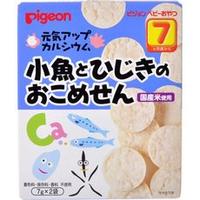 商品説明「ピジョン 元気アップカルシウム 小魚とひじきのおこめせん 7ヶ月頃から」は、赤ちゃんの発育にあわせて持ちやすい形・食べやすい食感に仕上げたベビーフード せんべいです。油で揚げずに、圧力と熱でふくらませました。小魚と海藻を食べやすく粉末状にして練りこみました。保存や携帯に便利な小袋包装です。保存・保管方法直射日光および高温・多湿の場所を避けてください。使用上の注意●うまく飲み込めないことがありますので、お子様がお召し上がりになるときは、食べ終わるまで必ずそばで見守ってあげてください。●赤ちゃんがのどにつまらせないよう、おんぶしているときや横になっているときは与えないでください。●慣れない頃は、白湯に浸すなど、水分を含ませてからあげてください。●食べているときや食べ終わった後は、白湯、果汁、麦茶等を飲ませてあげてください。●月齢は目安です。段階的に進めてください。注意●本品製造工場では、乳・小麦・えびを含む製品を製造しています。●原材料中のなたね油は、生地を型からはずすために用いています。●黒い粒がみられますが、原料の一部です。味、品質には問題ありません。●開封後は中身が吸湿しやすいので、なるべく早めにお召し上がりください。広告文責株式会社クスリのナカヤマTEL: 03-5497-1571備考■パッケージデザイン等は、予告なく変更されることがあります。■物流センターの在庫は常に変動しております。そのため、ページ更新とご注文のタイミングによって、欠品やメーカー販売終了のため商品が手配できない事態が発生致します。その場合、誠に申し訳ありませんが、メールにて欠品情報をご案内の上、キャンセル対応させていただく場合がございます。■特に到着日のご指定が無い場合、商品は受注日より起算して1~5営業日を目安に発送いたしております。ご注文いただきました商品の、弊社在庫状況等によっては、発送まで時間がかかる場合がございますので、予めご了承ください。また、5営業日以内の発送が困難な場合には、メールにて発送遅延のご連絡と発送予定日のご案内をお送りさせていただきます。