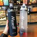 【5と0のつく日限定!1着半額!まとめ買い2枚購入割引クーポン利用で! 】水筒 夏用 運動水筒 大容量 ストロー プラスチックボトル 黒 白 ボトル 自転車 ジ...