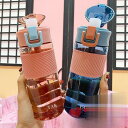 【期間限定!1着半額!まとめ買い2枚購入割引クーポン利用で! 】水筒 夏用 軽い スポーツ アウトドア ストロー おしゃれ ins風 子供 大人 通勤 通学 大容量 600ml ジム 体操 ヨガ トレーニング 登山 自転車 コップ 運動水筒