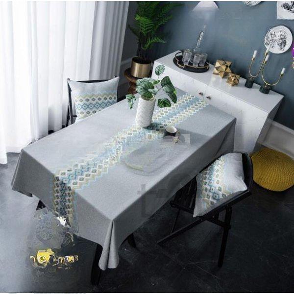 【5と0のつく日限定！1着半額！まとめ買い2枚購入割引クーポン利用で！ 】テーブルクロス 刺しゅう入り..