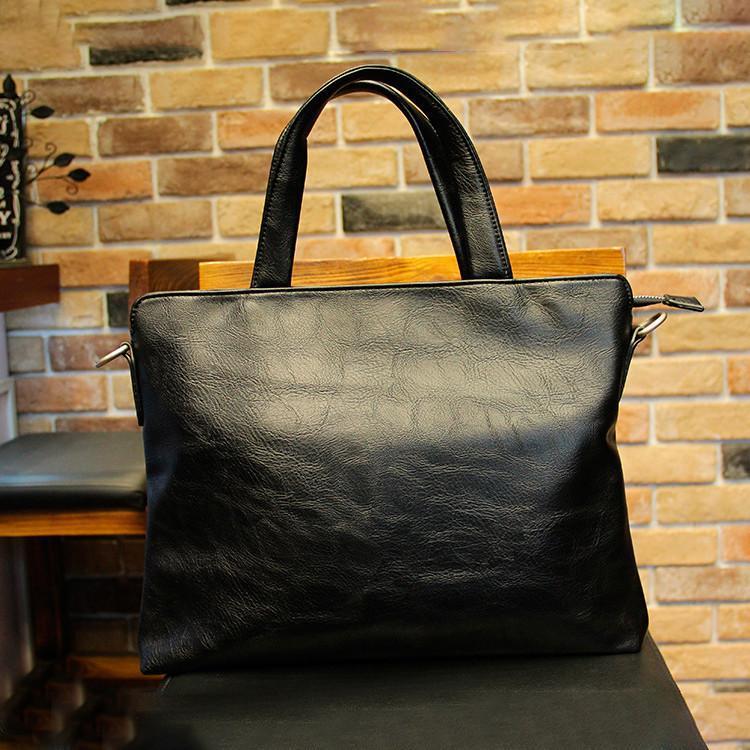 ■品名:メンズトートバッグ ■素材（外側）:PU革 ■素材（内側）:ポリエステル ■サイズ(約):横38cm、縦30cm ■ショルダーベルト：付属します ■金具の色：グレー ■開閉式：ファスナー式 ■ポケット 内側：メイン収納*1ファスナー式*1小物用オープン式*2ノートパソコン収納部*1 ■ポケット 外側：ファスナー式*1 ■収納:ティッシュ、財布、スマホ、iPad、A4雑誌など ■A4対応:可 ■eiikobig関連キーワード ： ハンドバッグ トートバッグ メンズ2way 手提げバッグ ショルダーバッグ手提げ 斜めがけ ビジネスバッグ かばん おしゃれ 新作 トレンド カジュアル 革バッグ ショルダー 大きいサイズ 鞄 メンズ コーデ 通勤 通学 大人 男性 ショルダーバッグ A4 カジュアル 肩掛け 20代 30代 40代 大容量 メンズ シンプル きれいめ カバン 鞄 ビジネス 仕事用 旅行 デイリー 通勤バッグ