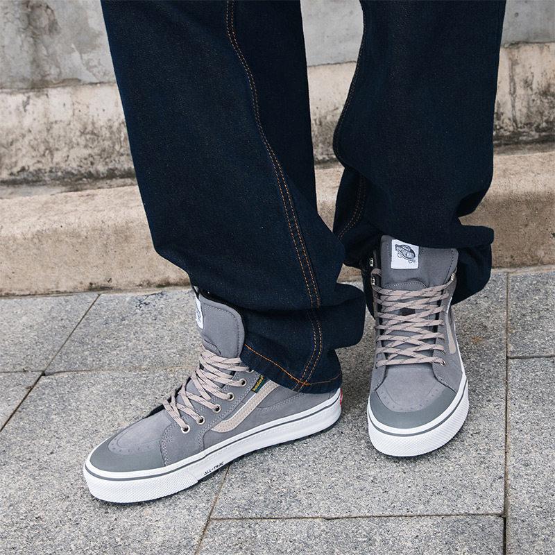 【並行輸入品】【ポイント最大12倍!お買い物マラソン！】Vans メンズ シューズ 防水インシュレーテッド トレッキングシューズ 灰色