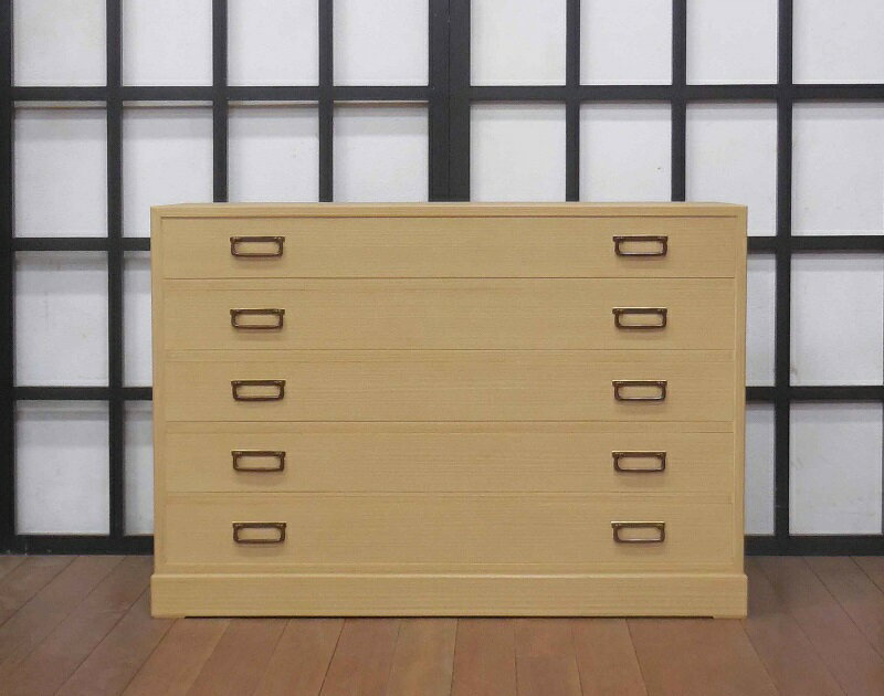 加茂桐たんす着物用箪笥 浅め9cmであまり重ねずに収納できます。 こちらの商品は金具が廃盤の為 キズなどはありませんがアウトレット商品として処分いたします。 当社に現物がございますので、ご自身の目で見てみたい方は0120-29-1130 ま...