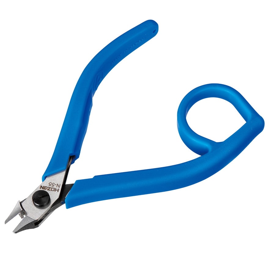 フルフラッシュカットタイプ 細銅線専用精密ニッパー ●刃先が細く、狭い個所での作業に適しています。 ●ハンドル開閉のガタつきがなく切れ味を持続 ●0.08mmΦの極細銅線も確実につまみ上げる ●ガラス板にピッタリついた0.08mmφの銅線を確実につまみ上げ可能 ●安定したハンドル開閉を実現 ●ハンドル開閉による摺動面のわずかな隙間も作りません。 ●摺動面に緩みが出ても簡単に調整可能 ●素材の強い靱性と高精度の加工技術で歪みのない薄肉ハンドルを実現 切断能力：銅線1.0mmΦ・銅より線0.9mm2 硬度HRC：本体/46・刃部/58 重量：40g ハンドルカバーは絶縁ではありません。 電気が流れている個所には使用しないでください。 作業時は保護メガネを着用してください。 メーカー：ホーザン株式会社（HOZAN）