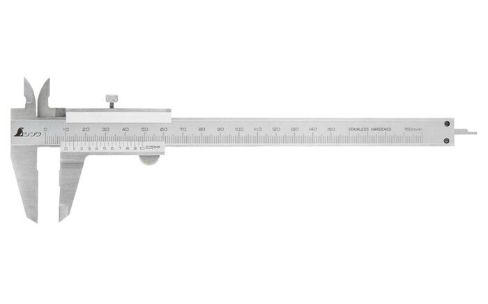 普及ノギス 品名：150mm 測定範囲：0.05〜150mm 最小読取値：0.05mm 特徴 ●スタンダードタイプの使いやすいノギスです。 用途 ●外径測定・内径測定・深さ測定・段差測定に。 仕様 本体サイズ a：235mm b：77mm c：16mm d：40mm e：54mm f：16mm 製品質量：150g 材質：ステンレス デップスバー：有 器差 測定長：50mm以下(±0.05mm) 測定長：50mmを超え100mm以下(±0.06mm) 測定長：100mmを超え200mm以下(±0.07mm) 測定長：200mmを超え300mm以下(±0.08mm)メーカー：シンワ測定株式会社（SHINWA）