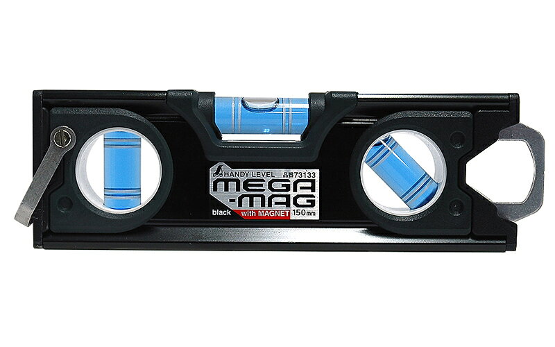 ハンディレベル MEGA-MAG 品名：150mm 黒 マグネット付 本体サイズ：50x30mm 質量：150g 特徴 ●吸着力3倍(当社比)のヨーク付ネオジム磁石採用で単管を叩いてもズレません。 ●両端ステンフック付で高所作業に安全な落下防止対応タイプです。 (大型カラビナもラクラク取り付けられる固定式。落下防止コードが取り付けやすい可動式) ●全気泡管±1.0mm/mと高精度を実現しました。 用途 ●鉄骨・建築・土木・配管・電気・プラント・設備・据付などの工事、日曜大工などの作業で水平・垂直・45°の確認に。 仕様 感度：0.35mm/m=0.0201° 精度：±1.0mm/m=±0.0573°以内 材質：本体(アルミ・ABS樹脂)、フック(ステンレス)、気泡管(アクリル樹脂)、液体(石油系液) メーカー：シンワ測定株式会社 ※発送方法「レターパック」の場合、注文数量により入らない場合がございます。 入らない場合は、宅配便での発送になりますので、予めご理解の上、ご了承ください。