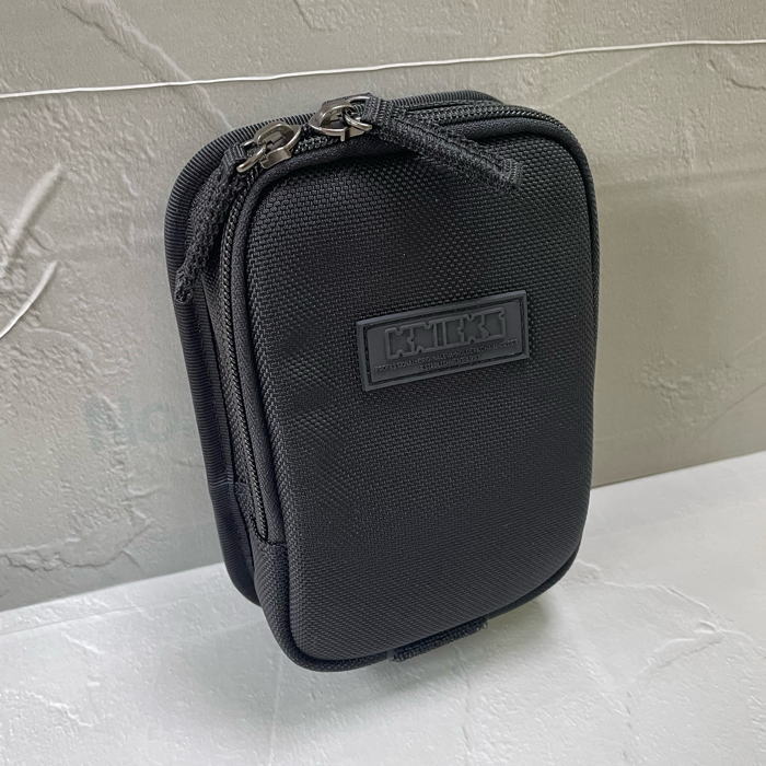 バリスティック生地ネオジウム磁石内蔵BOX BA-101BOX サイズ：・高さ190mm×マチ幅40mm×横幅120mm 特徴 ・カラビナを付ける事で腰道具【腰回りに装着可能】 ・背面全体にネオジウム磁石内蔵（ビス・鉄材などが引っ付きます） ※重量によっては滑り落ちる可能性があるのでご注意下さい。 ・ビスの取りこぼしがあっても下部が袋状になってるのでこぼれにくい ・蓋に関しても45mm幅のマジックテープが付いてるので蓋を開口したまま使用可能です【ファスナー式】 ・使用時蓋の部分に40mm幅のマジックテープを付け蓋が常に開口した状態で使用可能 ・チャック開閉タイプなのでビス等はこぼれません ※カラビナは付属しません ※セフ対応不可 メーカー：KNICKS（ニックス）