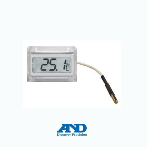 組込み型温度計 電子計測機器 組込み型温度計 AD-5657-50 パネルカットで組込み可能な温度計モジュール 防水仕様 IP65相当 測定範囲-40〜+110℃、最小表示0.1℃ 製品仕様 測定範囲 -40〜+110℃ 最小表示 0.1℃ 測定精度 ±1℃(-20.0〜+40.0℃)、±2℃(+40.1〜+80.0℃)、±3℃(-40.0〜-20.1、+80.1〜+110.0℃) センサーケーブル長 約50cm 温度センサー サーミスタ 電源 LR44形ボタン電池1個　電池寿命：約1年 外形寸法 48(W)x34(H)x26(D)mm 温度センサーケーブル Φ2mm、長さ約50cm、材質：ポリウレタン(耐熱温度-20〜+80℃) 温度センサー金属部 Φ3mm、長さ約25mm(皮膜部含む)、材質：ステンレス 質量 約35g(電池除く) 付属品 モニタ用電池、取扱説明書 メーカー：株式会社エー・エンド・デイ(A＆D)