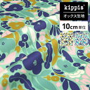 【生地のご注文について】 表示価格は生地幅×10cmあたりの税込価格です。 生地は50cm以上から10cm単位でご注文ください。 例）60cmご注文の場合は個数『6』とご入力ください。kippis　オックス生地Pikku Puutarhuri/ピック プータルフリ/小さな庭師グリーン DETAILS アイテム詳細 〈Pikku Puutarhuri/ピック プータルフリ/小さな庭師） 自分の小さな庭を持って、さながら庭師のように暮らすことに憧れているというデザイナー。 色々な種を一度にまいて、どんな植物が生えてくるのかをサプライズで楽しみたい。食べられるベリーの実もマスト。 お気に入りの器に実を集めたら、楽しそう！と、庭への夢は膨らみます。 自然に大きな価値を見出す、北欧の住人ならではの夢が描かれたデザインです。 ほどほどに厚みのあるオックス生地は、インテリア雑貨やキッチン小物用にはもちろん、バッグやポーチ作りなどにも最適です。 入園入学グッズ作りにもおススメ。 2023年9月より商用利用可能となりました。 詳しくは 【商用利用について】をご確認ください。 ※ご使用のモニターやブラウザの環境により、実際の色と異なって見える場合があります。ご了承ください。 SIZE・MATERIAL サイズ・素材 〇サイズ…幅約110cm 　有効巾…106〜108cm 〇素材…綿100％ 〇生産国…日本製 kippisとは、フィンランド語で「乾杯」の意味。一日の終わり、ほっと解き放たれるような感覚をくれる「乾杯」の瞬間は、日々の暮らしのごほうびのようなもの。そんなあたたかなひと時をイメージして、デザインを展開しています。 デザインを担当しているのは、北欧で活躍するデザイナー陣。温かみのあるモチーフや洗練されたカラーづかいのテキスタイルデザインを、さまざまなアイテムに仕立てています。北欧の人々は寒く長い冬を快適に過ごすために、家の中での時間を楽しくするさまざまな工夫を凝らしてきました。毎日の暮らしを何よりも重視する北欧のライフスタイルへの思いも、キッピスのベースとなっています。