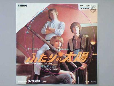 商品情報【種別／分類】EP／洋楽【アーティスト】ウォーカー・ブラザース【タイトル】ふたりの太陽【発売会社／企画番号】日本ビクター／SFL-1100【定価】370【帯】---【ジャケ】良（E）／Wジャケ1センチ分離【歌詞カード】---【盤】並（E-）／スレ・軽チリノイズ(目視チェックと一部試聴)【備考】−【ひとこと】出品物について■主に目視チェックと一部試聴です1960年代物は危険と思える箇所は試聴検盤しています■詳しい状態などはご質問ください■かすり傷、見た目以上のダメージもある場合もあります、予めご了承ください■平均以上の出品を心掛けていますが、ピチパチノイズはあるものと思ってください発送／送料について発送方法クロネコネコポス便［補償あり、時間帯指定不可、ポスト投函］【送料：216円】※シングルレコード、CDの場合のみ御利用頂けますゆうパック［補償付、時間帯指定可］送料：600円(※北海道、沖縄を除きます。)お支払方法クレジットカード決済楽天銀行振込代金引換(ゆうパック)◆その他の発送方法にも、可能な限り応じます出品者より◆ 山口県のレコード店サウンズです◆ 主なジャンル 洋楽、邦楽、エレキ、ムード、歌謡曲など多数