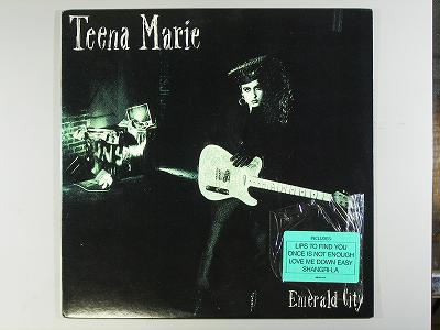 商品情報【種別／分類】LPレコード／洋楽【アーティスト】ティーナ・マリー【タイトル】Emerald city【発売会社／企画番号】CBS／FE-40318【定価】-【帯】---シール帯【ジャケ】良好（E+）【歌詞カード】良好（E+）／（内袋に記載）【盤】良（E）／光沢（良）、軽スレ少、(目視チェックと一部試聴)【備考】---【ひとこと】出品物について■主に目視チェックと一部試聴です1960年代物は危険と思える箇所は試聴検盤しています■詳しい状態などはご質問ください■かすり傷、見た目以上のダメージもある場合もあります、予めご了承ください■平均以上の出品を心掛けていますが、ピチパチノイズはあるものと思ってください発送／送料について発送方法クロネコネコポス便［補償あり、時間帯指定不可、ポスト投函］【送料：250円】※シングルレコード、CDの場合のみ御利用頂けますゆうパック［補償付、時間帯指定可］送料：600円(※北海道、沖縄を除きます。)お支払方法クレジットカード決済楽天銀行振込代金引換(ゆうパック)◆その他の発送方法にも、可能な限り応じます出品者より◆ 山口県のレコード店サウンズです◆ 主なジャンル 洋楽、邦楽、エレキ、ムード、歌謡曲など多数"